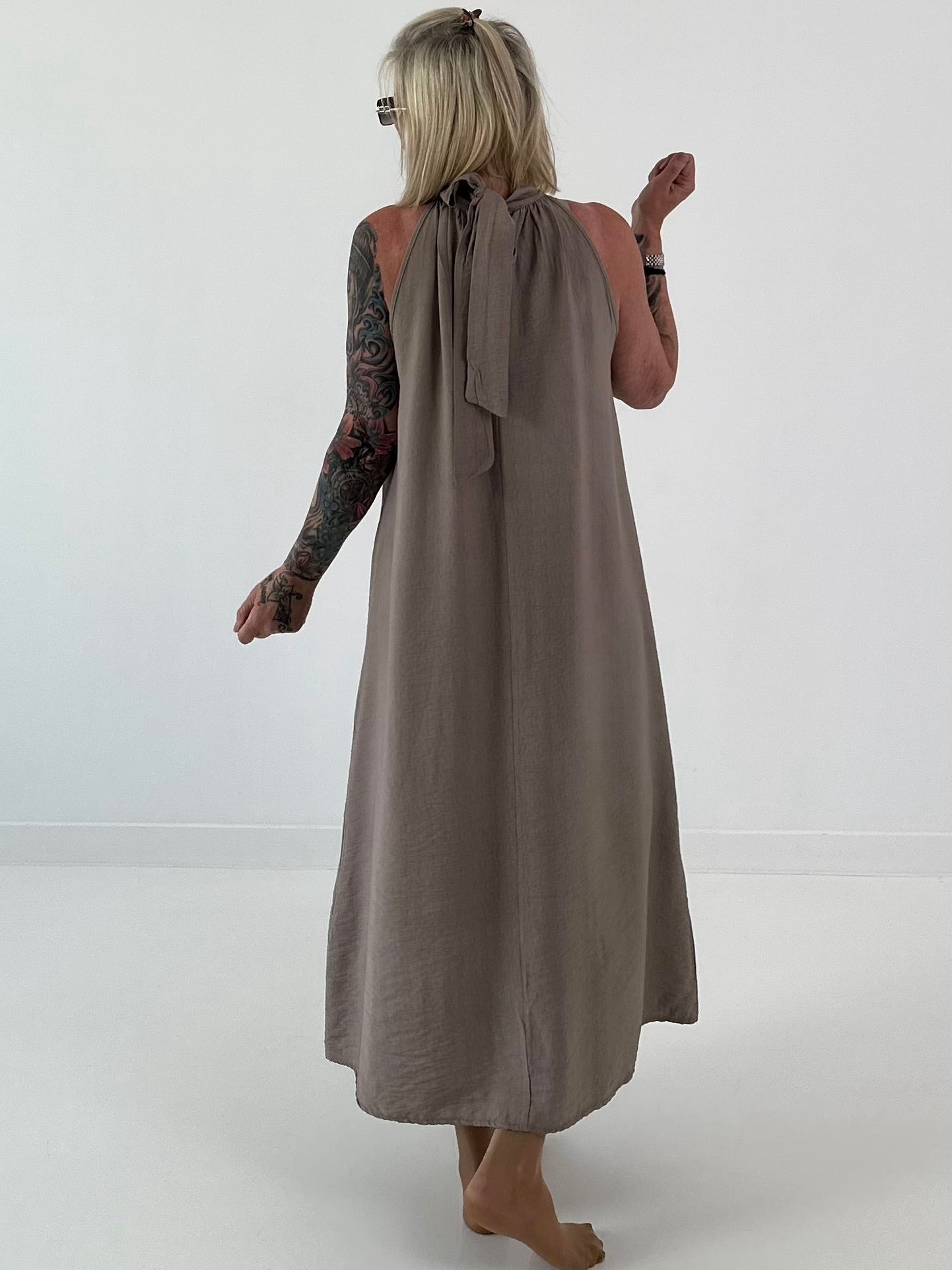Klassisches Neckholder-Kleid - taupe