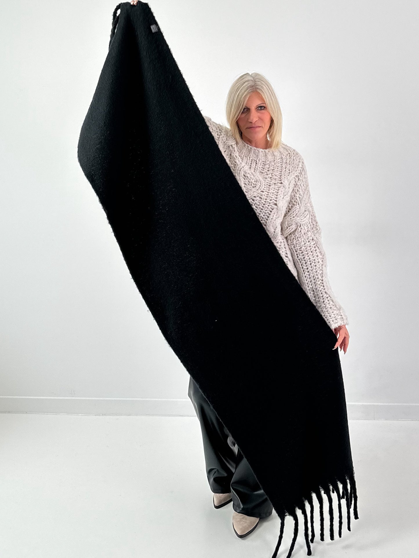 Schal mit Fransen Modell "Fleur de Charme" - schwarz