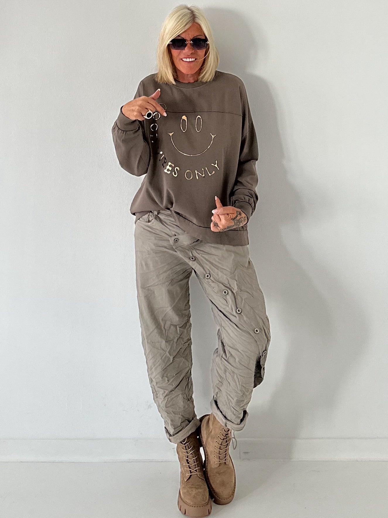Hose mit elastischem Bund und Knopfleiste quer - taupe