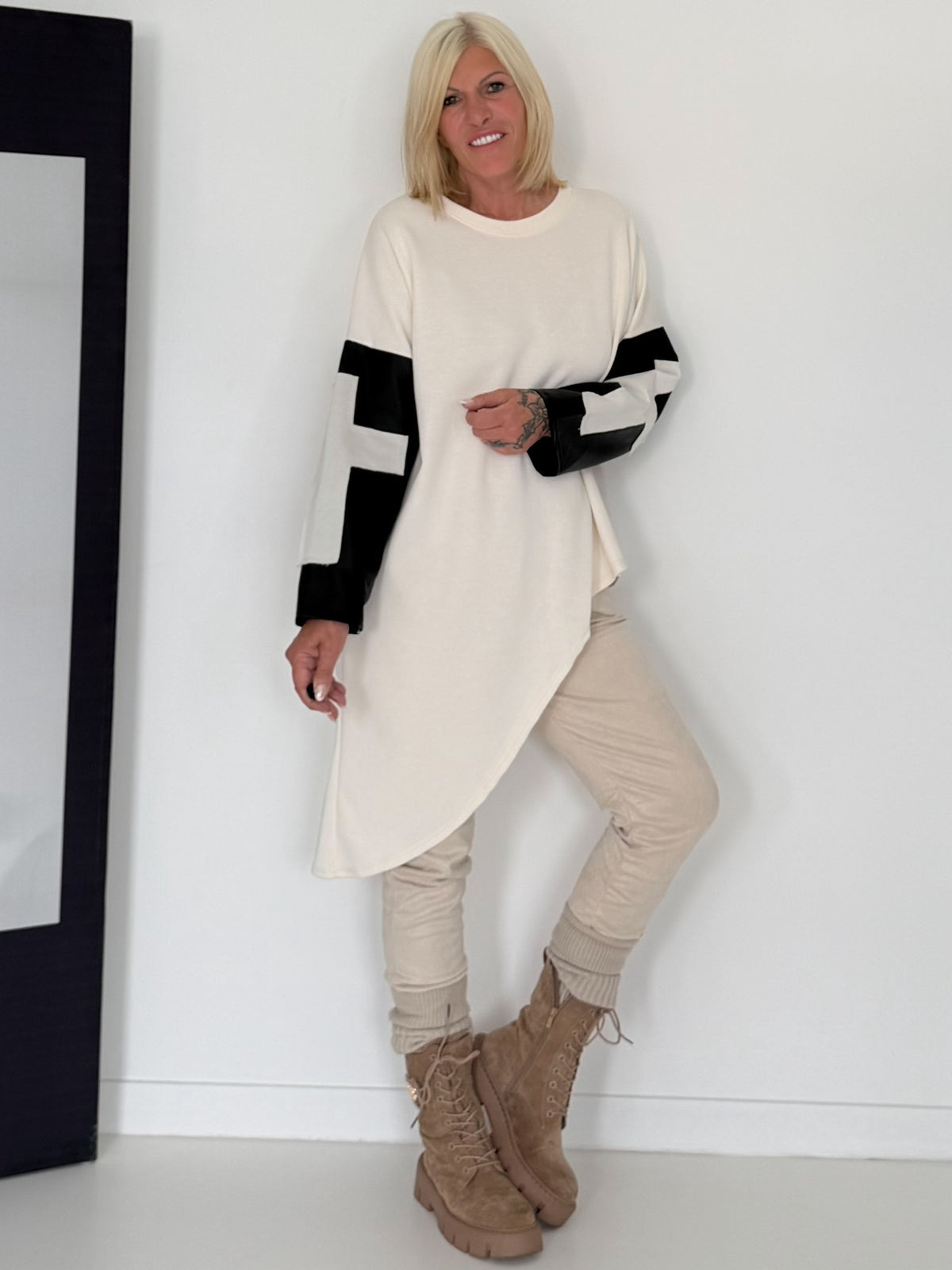 Asymmetrischer Sweater mit Kreuz- und Lederoptik-Details - creme
