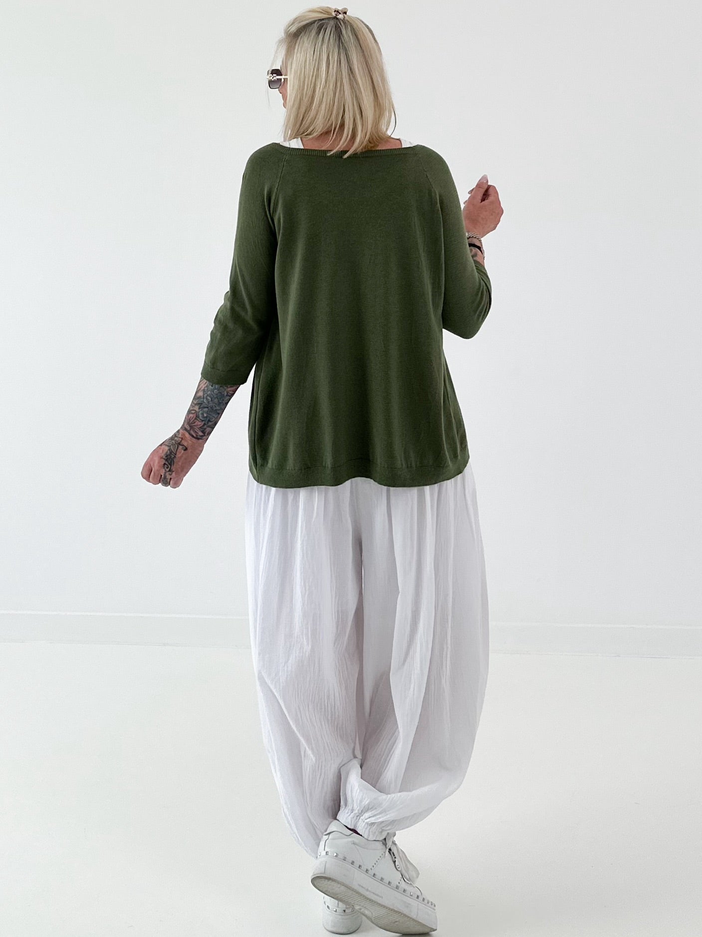 Leichte Feinstrickjacke mit Knopf- oliv