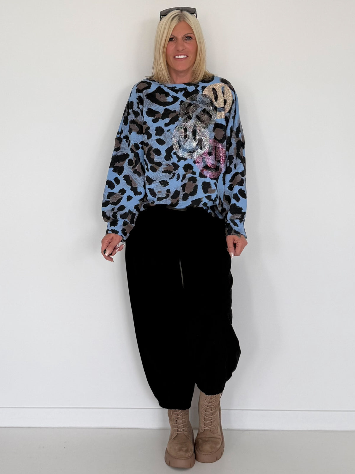 Sweater im Allover-Leo-Print mit Strass- und Glitzer Smileys - hellblau-mehrfarbig