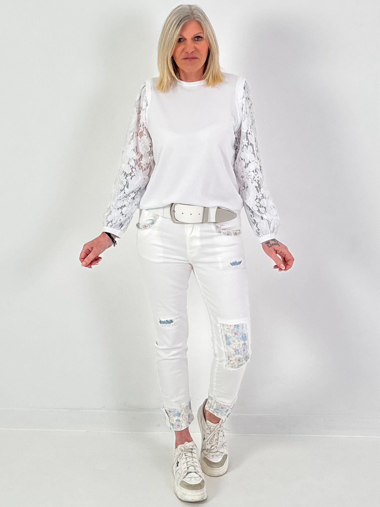 Leichter Sweater mit Spitzenärmeln - weiss