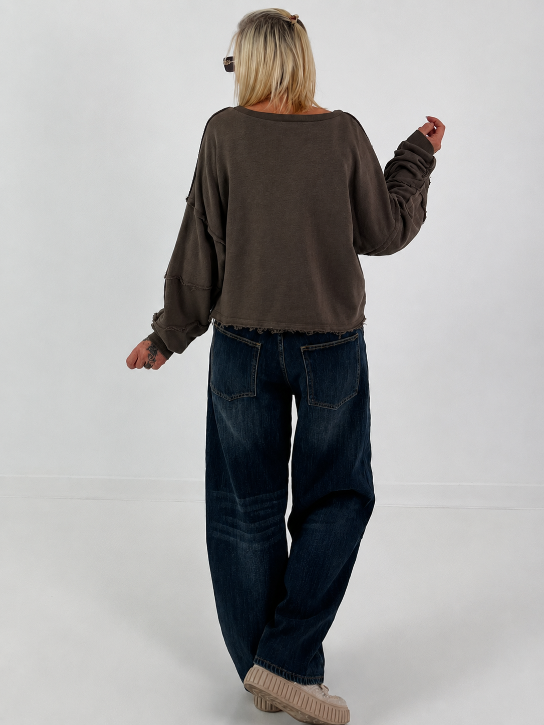 Sweater mit Linksnähten und Print - mokka
