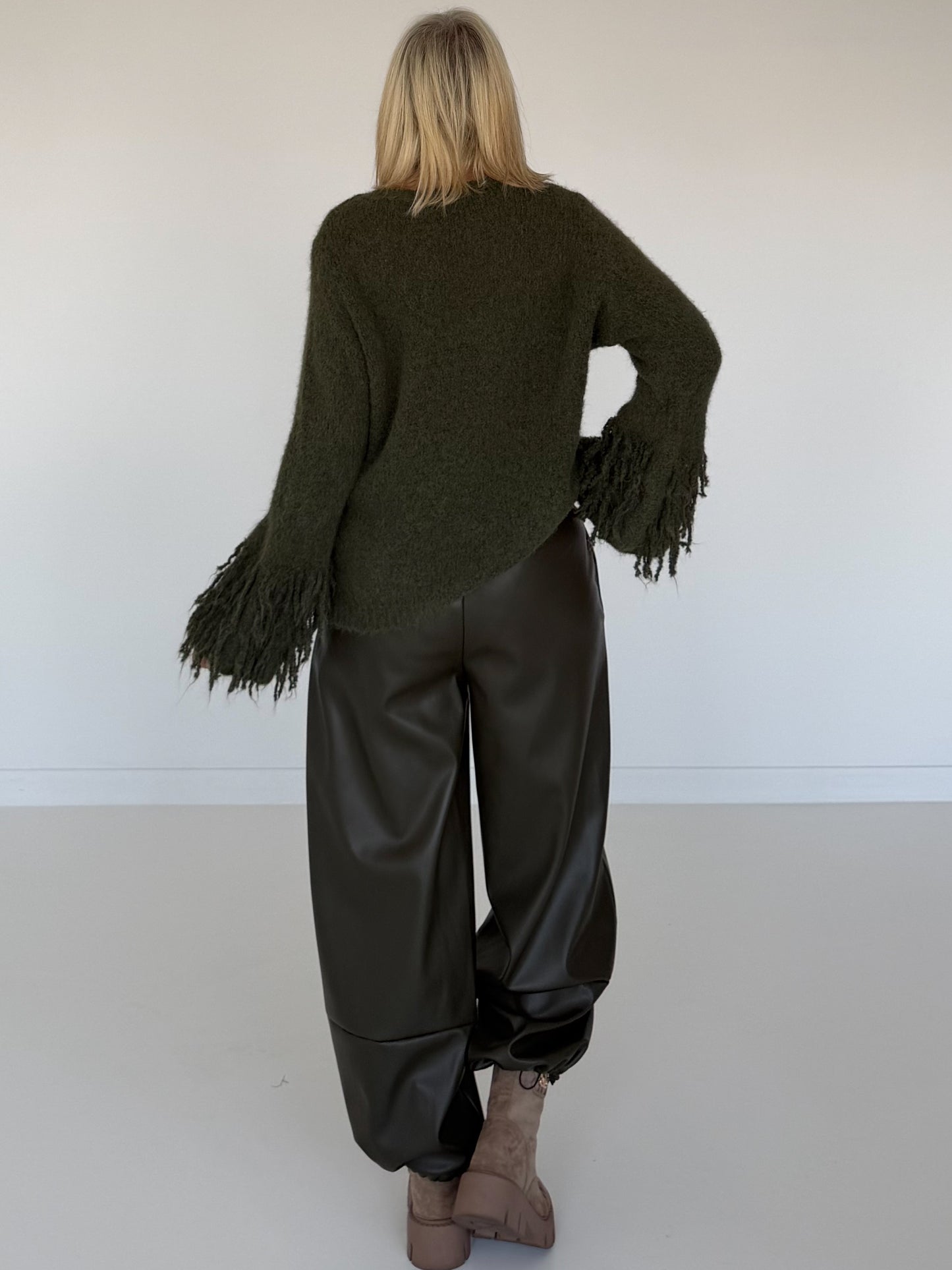 Kuschliger Pullover mit Fransen-Details - oliv