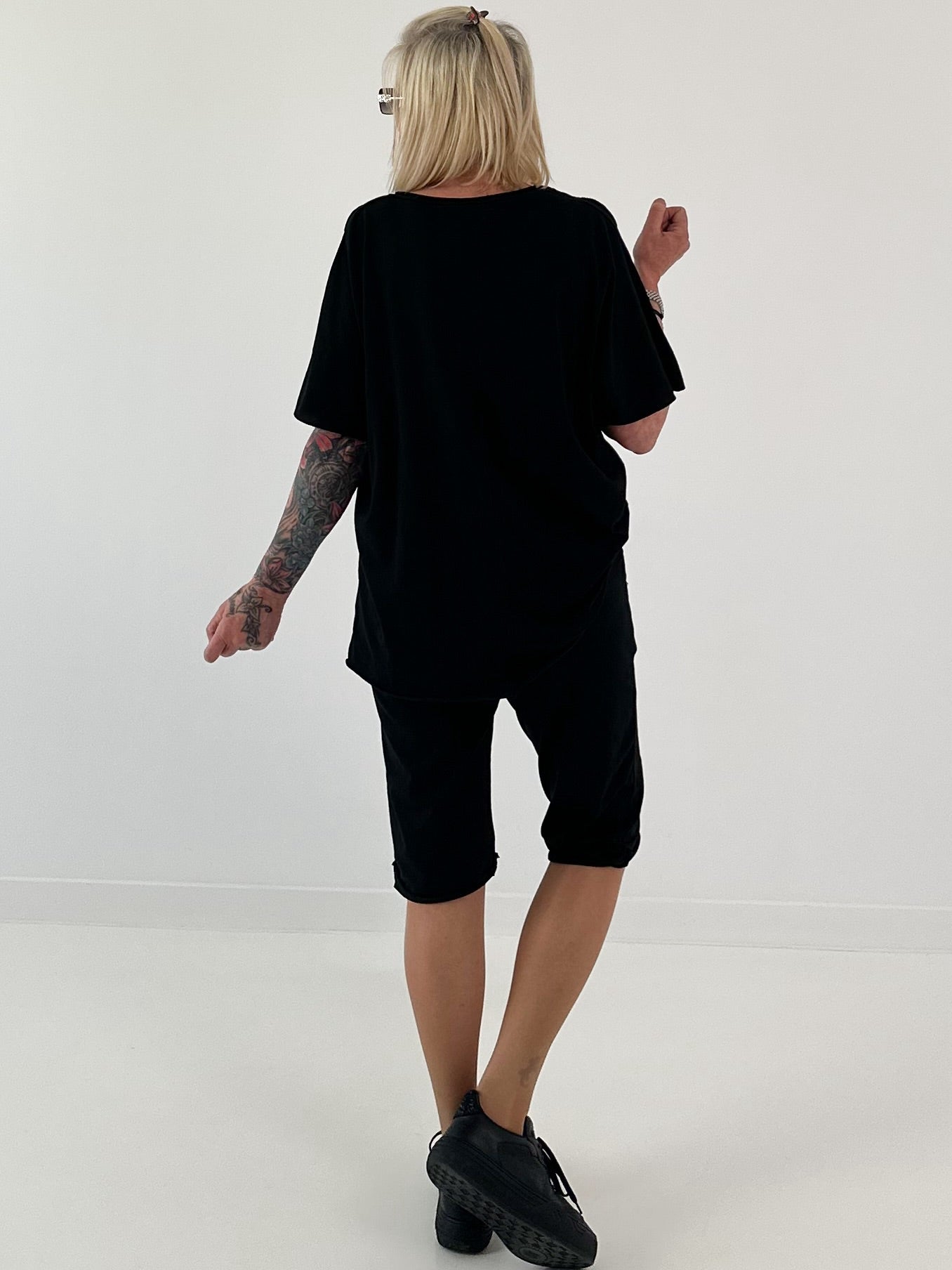 T-Shirt mit Häkelstern-Nieten-Cut-Outs - schwarz