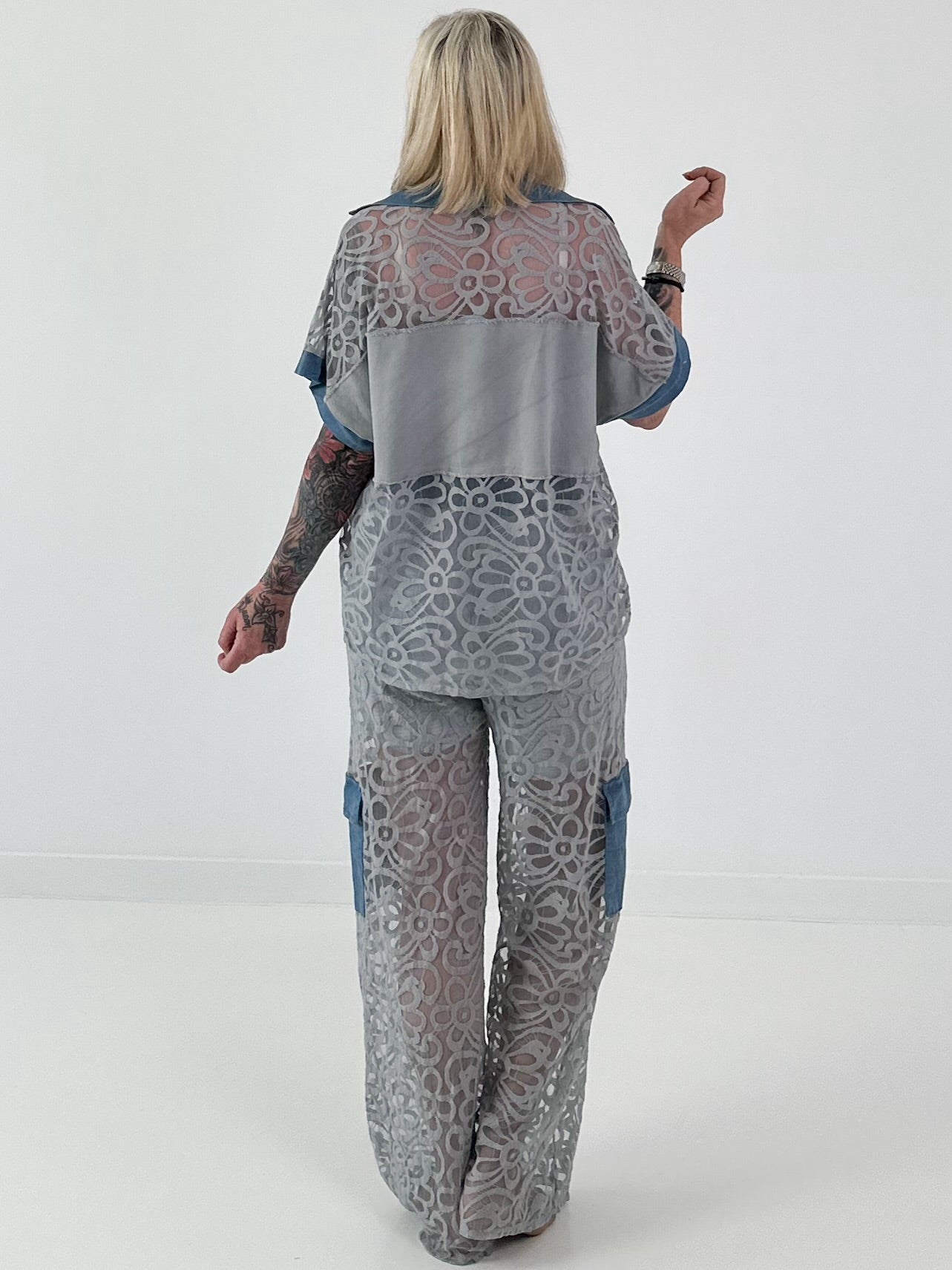 Ausgefallener Zweiteiler mit aufwendigen Denim Details- grau