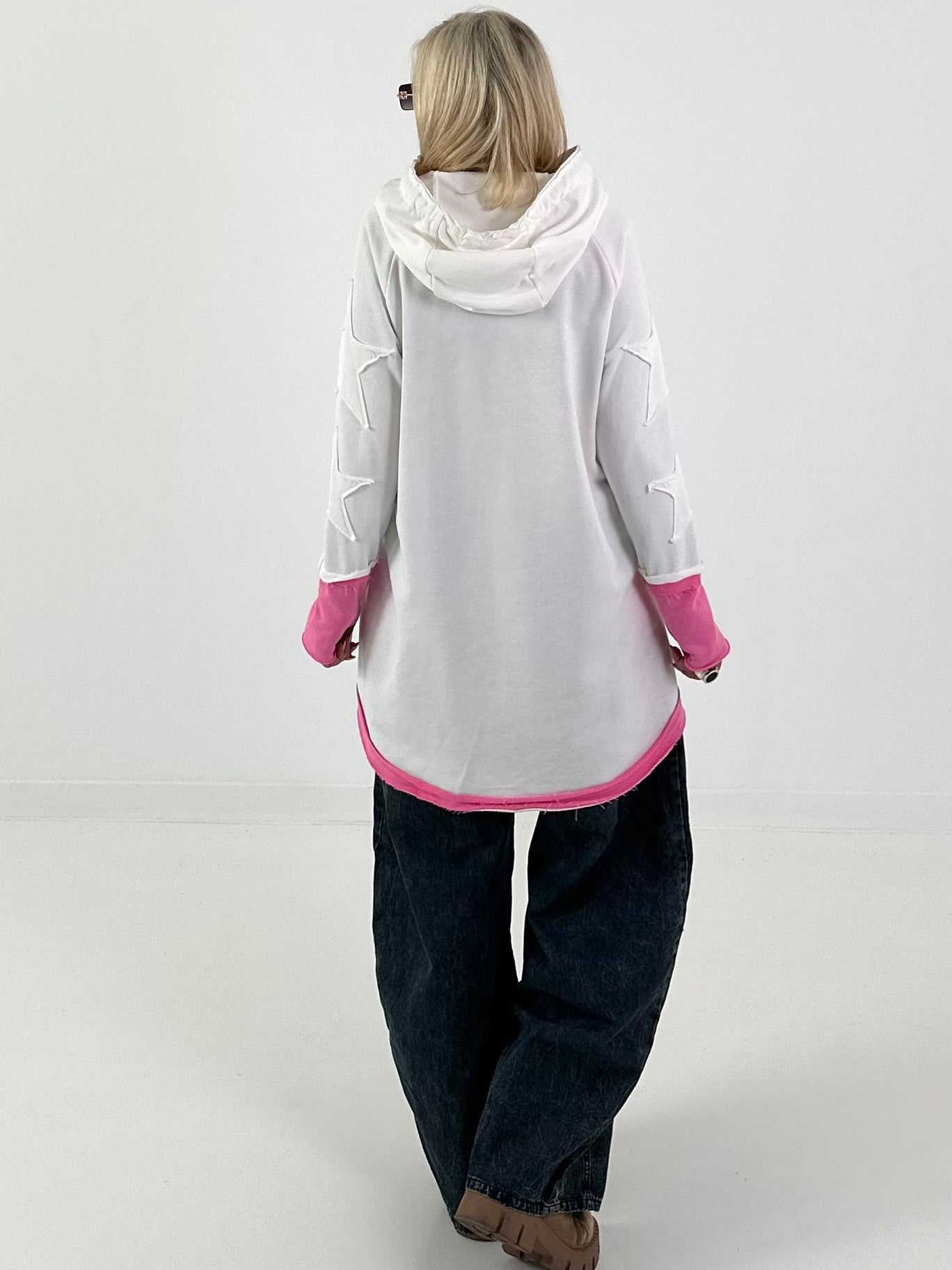 Lässiger Long Hoodie mit Daumenloch und trendigen Sternenelementen - weiss