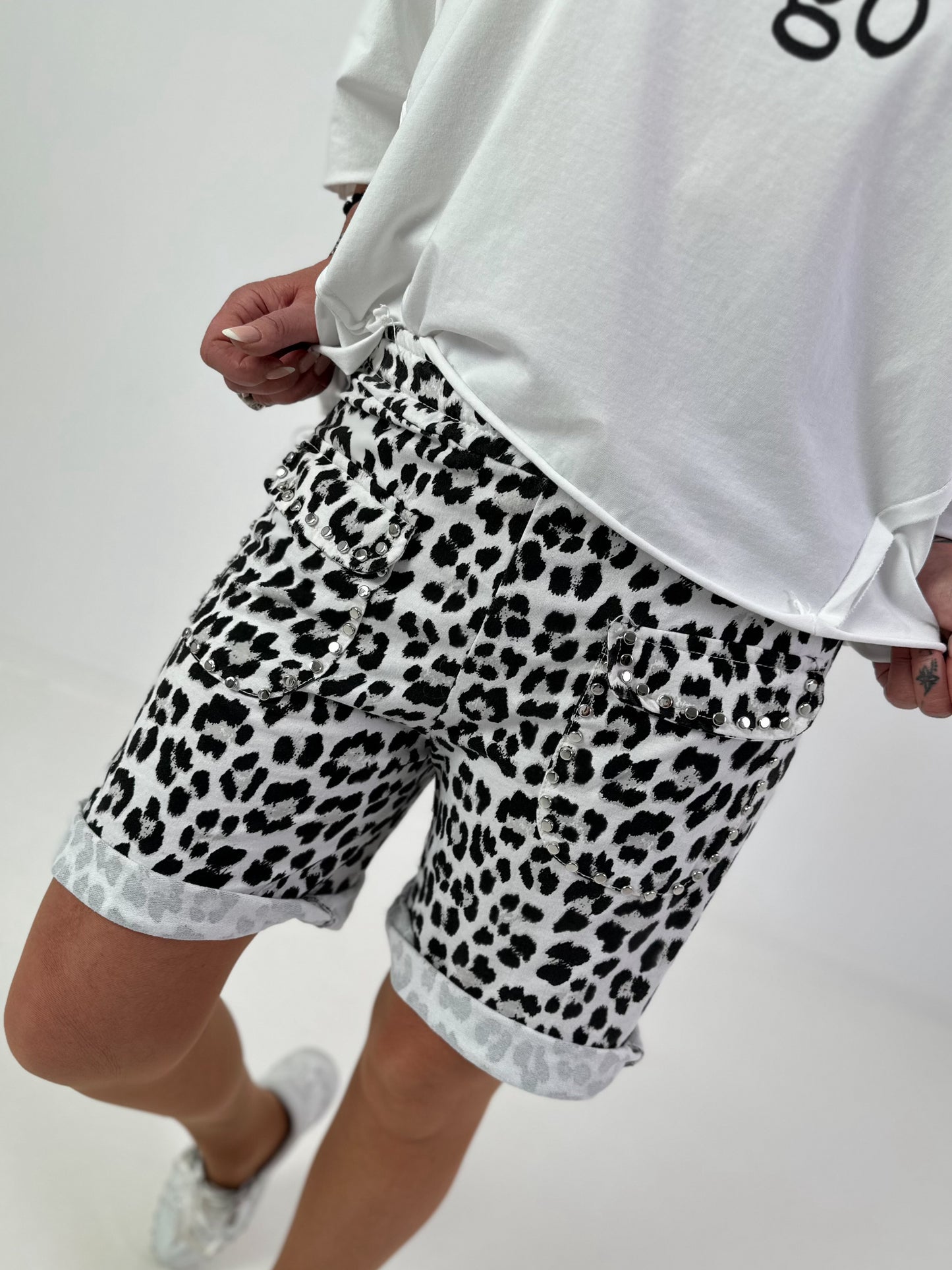 Sweat Short Leo mit Nieten - schwarz-weiss