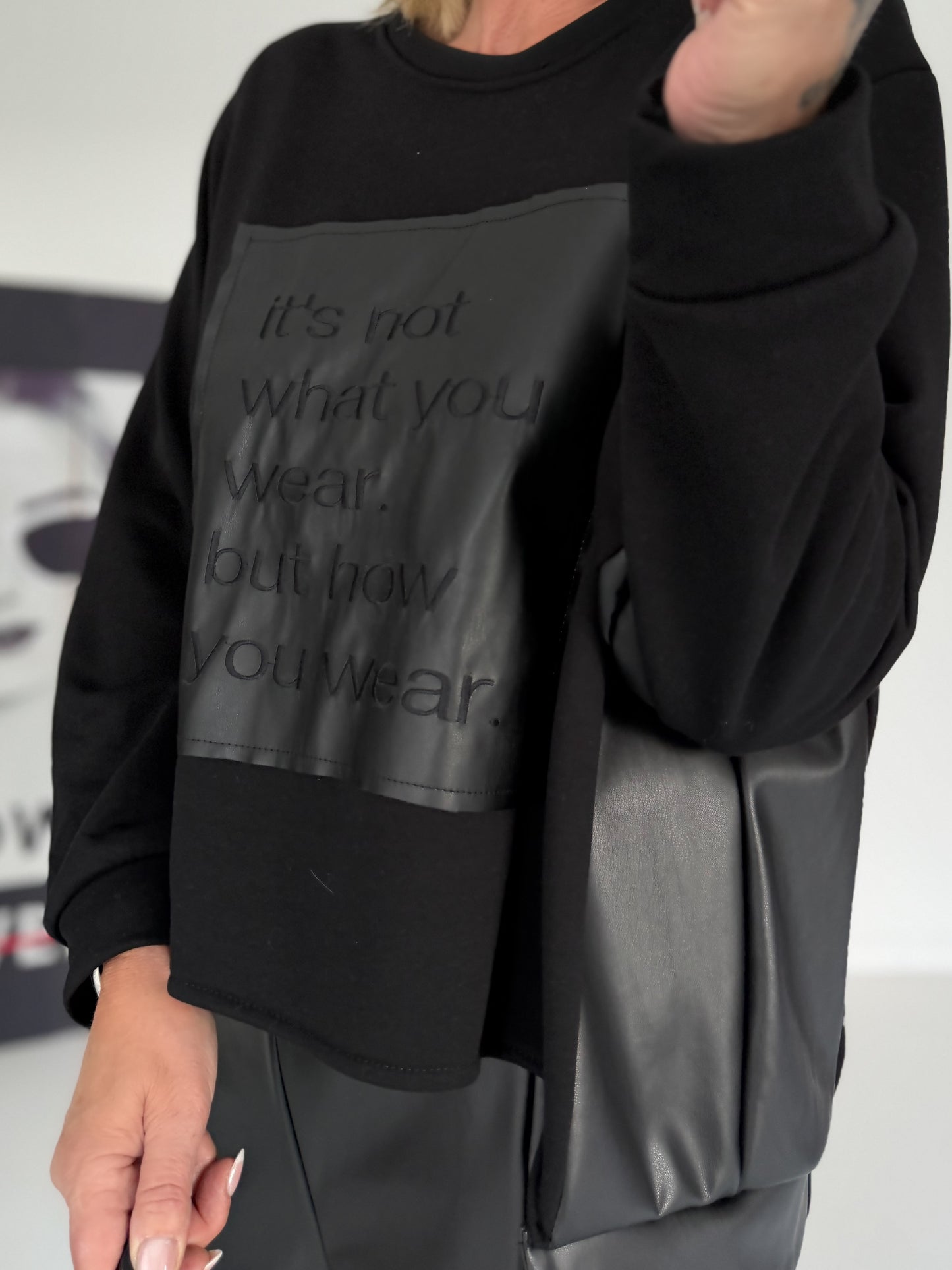 Sweater mit Lederoptik-Elementen - schwarz