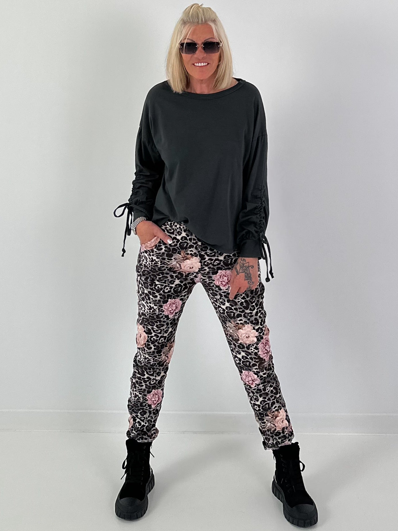 Hose in Wildleder-Optik mit Leo Print und floralem Muster - grau - mehrfarbig