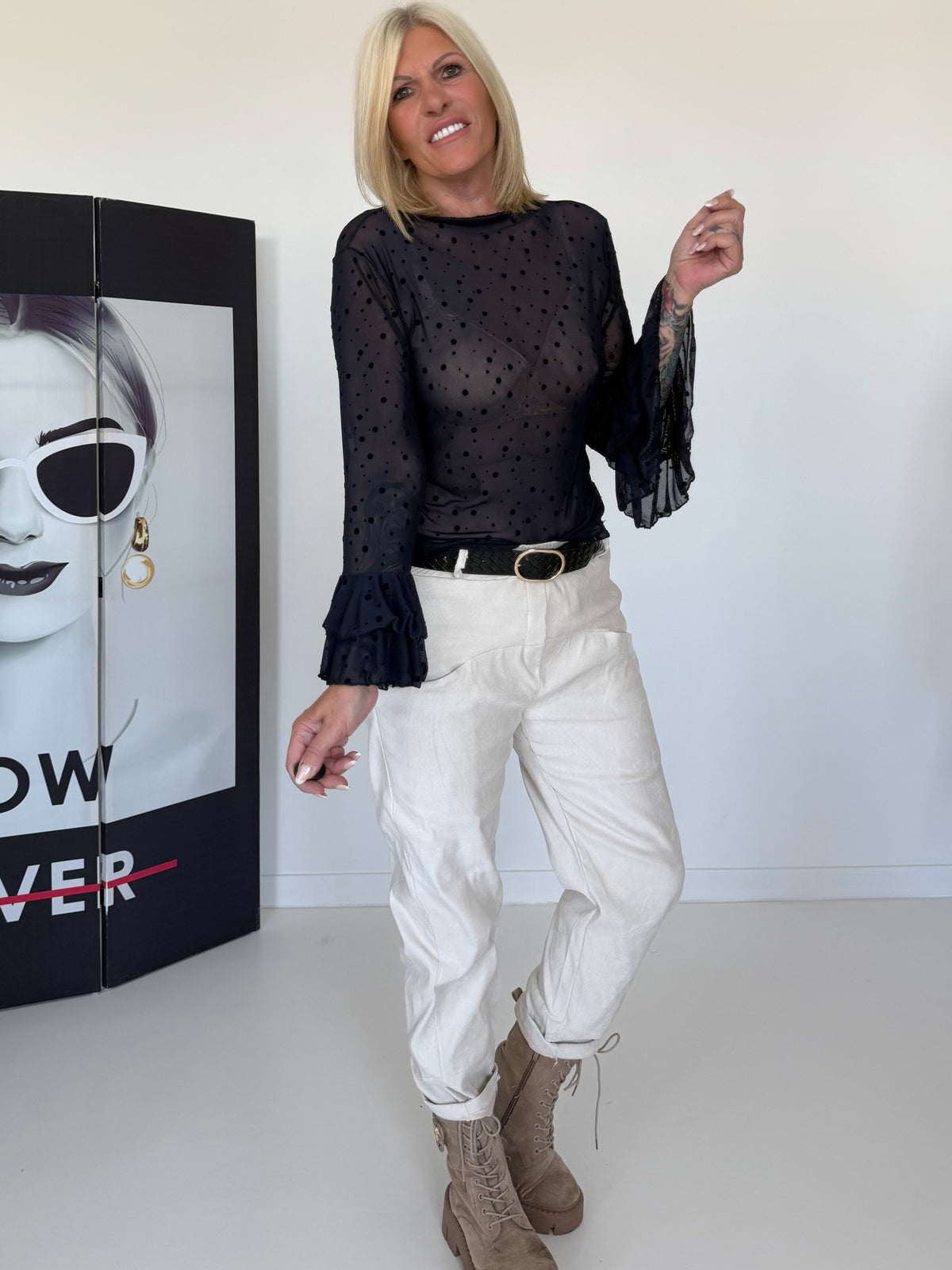 Mesh Shirt mit Punkten und Volantärmeln - marine