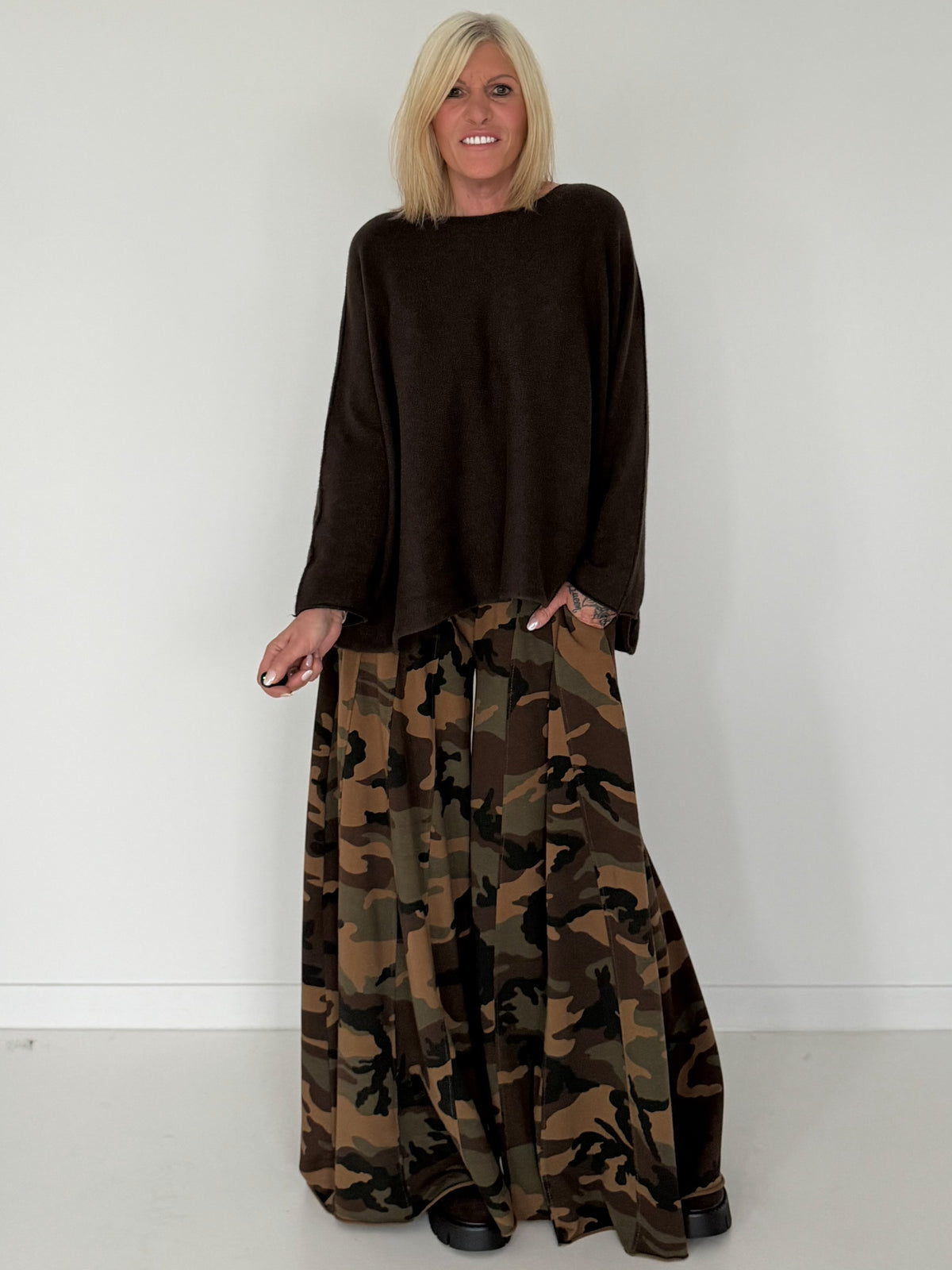 Palazzo sweatpants in camouflage look - mocha-multicolored