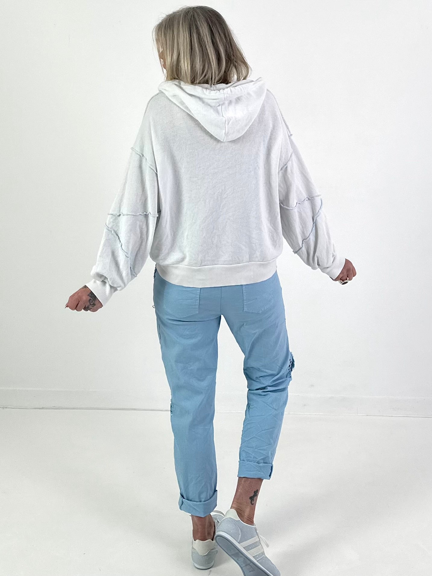 Sweatjacke mit Kontrastnähten - weiss-hellblau