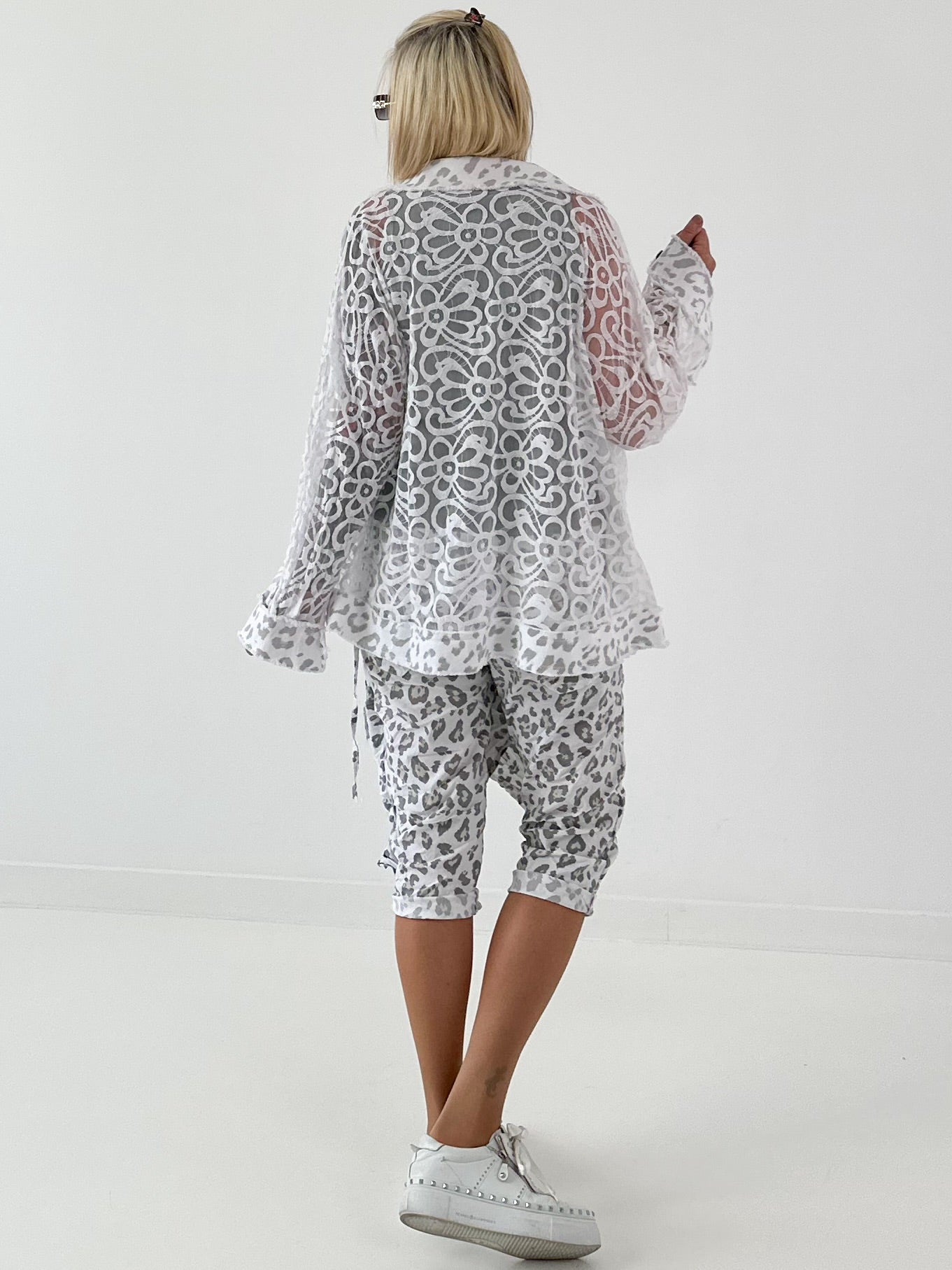 Jeansjacke mit Leo und floralem Netzeinsatz - weiss
