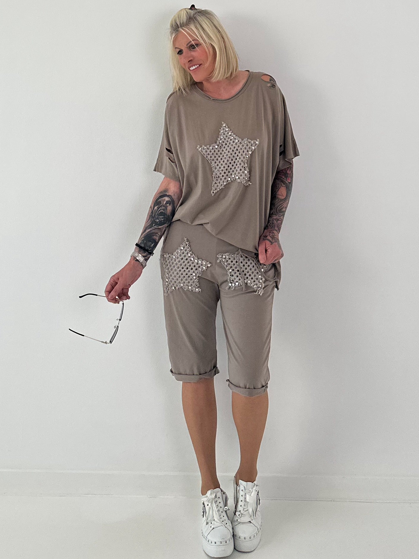 Sweat Short mit Häkelstern und Nieten - taupe