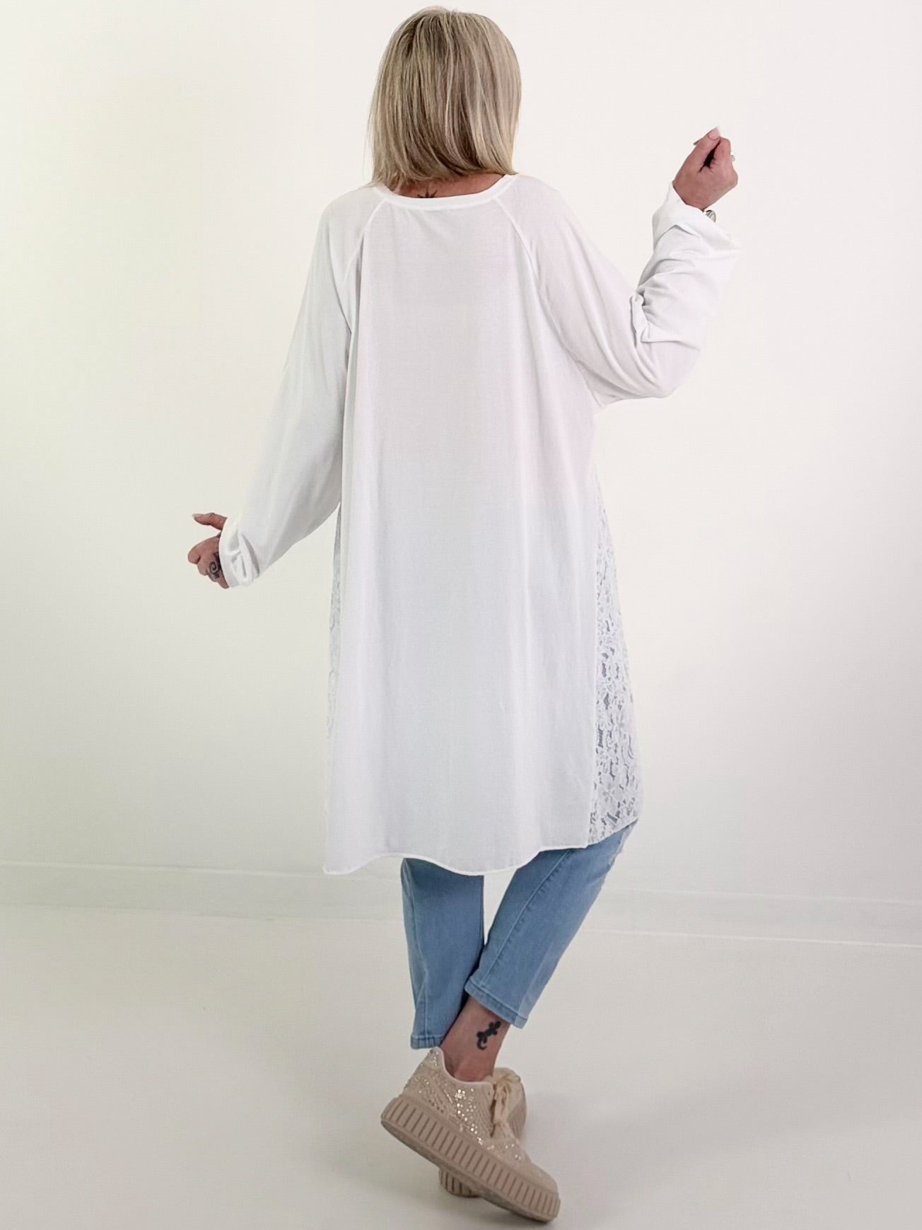 Oversized Long-Shirt mit seitlichen Spitzeneinsätzen - weiss