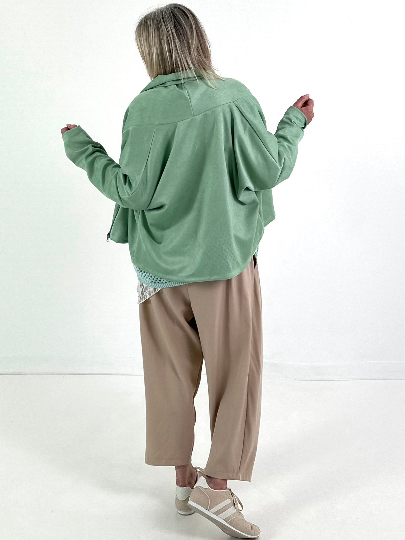 Kurze Jacke in Wildlederoptik - salbei