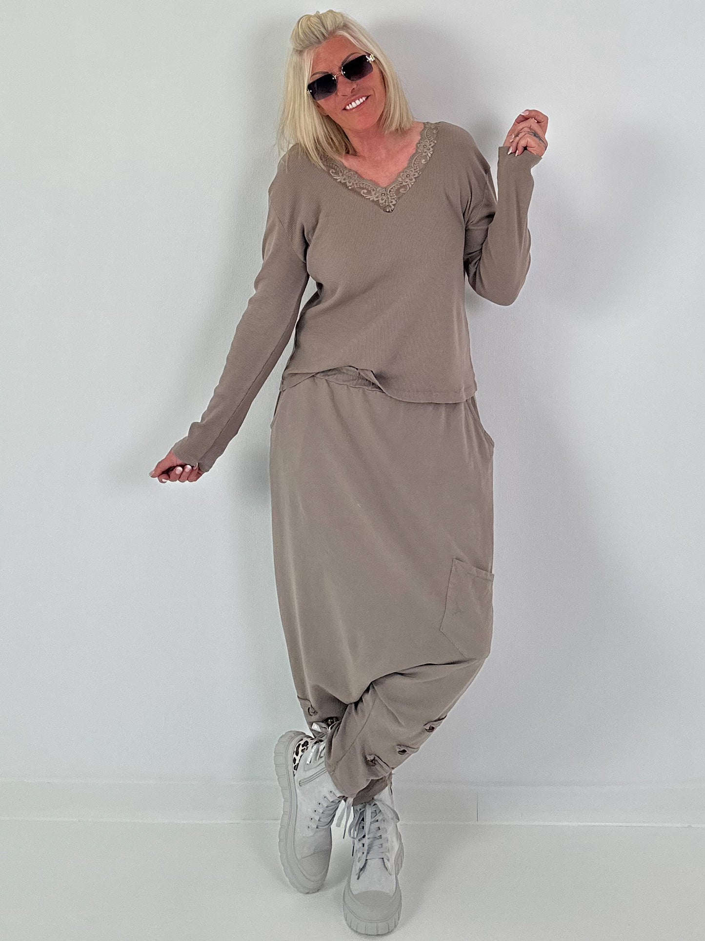 Ripp Shirt mit V-Neck und Spitzendetails - taupe