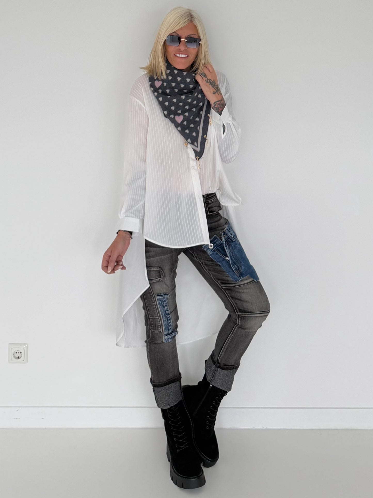 Dreieckstuch mit All Over Herz-Print und Charms - anthrazit-beige