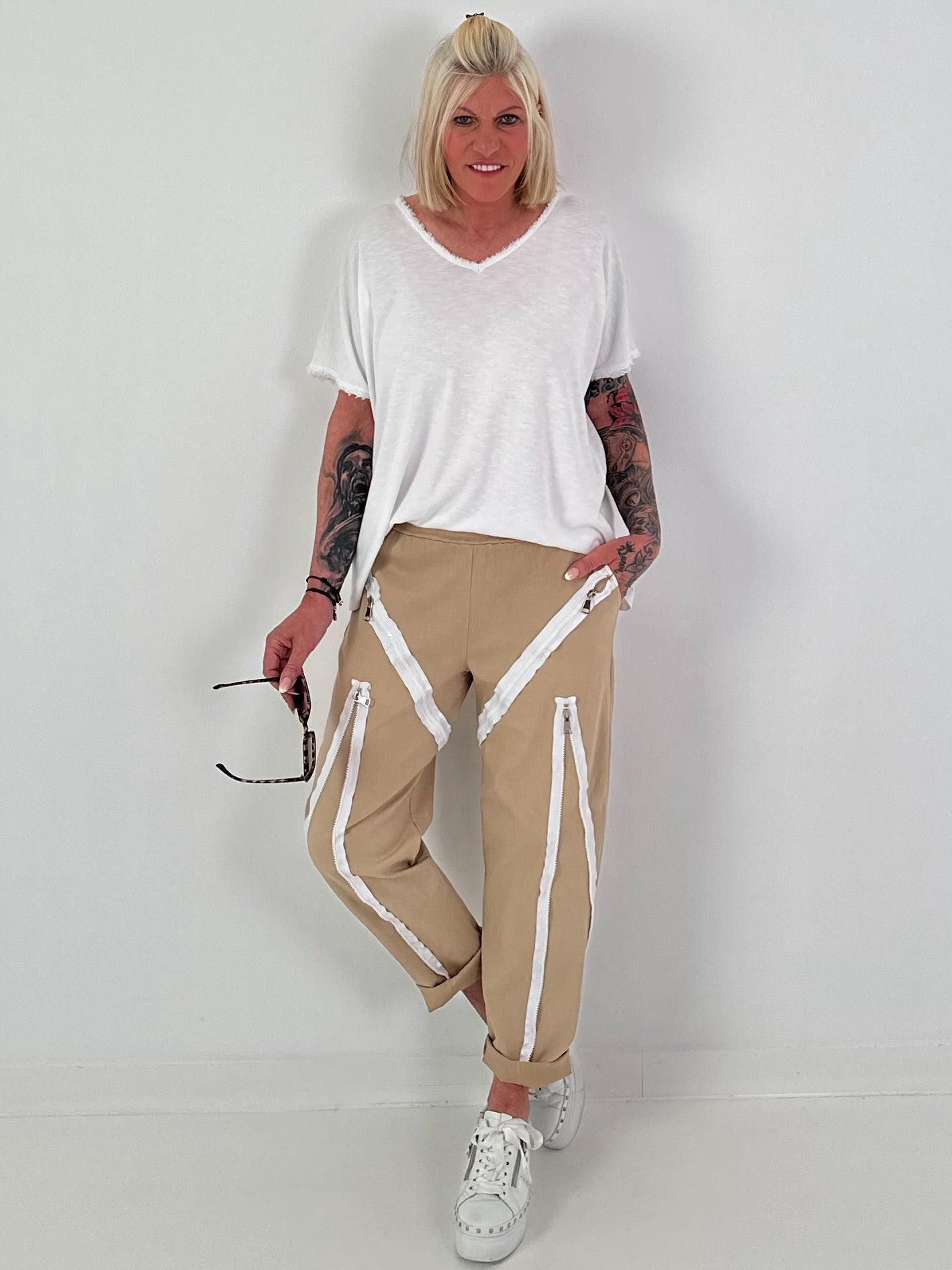 Trousers with zipper details - camel