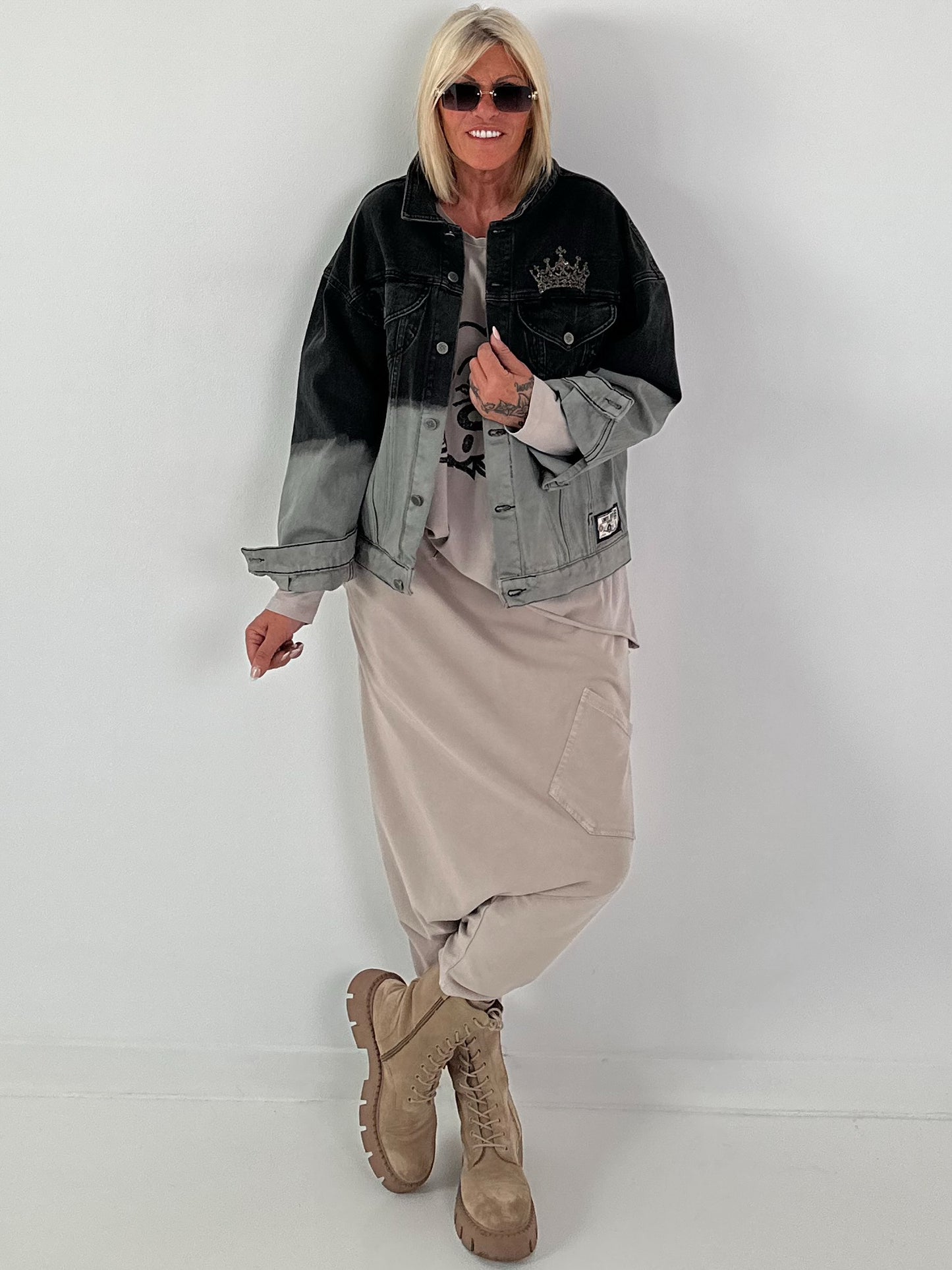 Stylische Jacke mit Farbverlauf und großem Rückenpatch - schwarz - grau