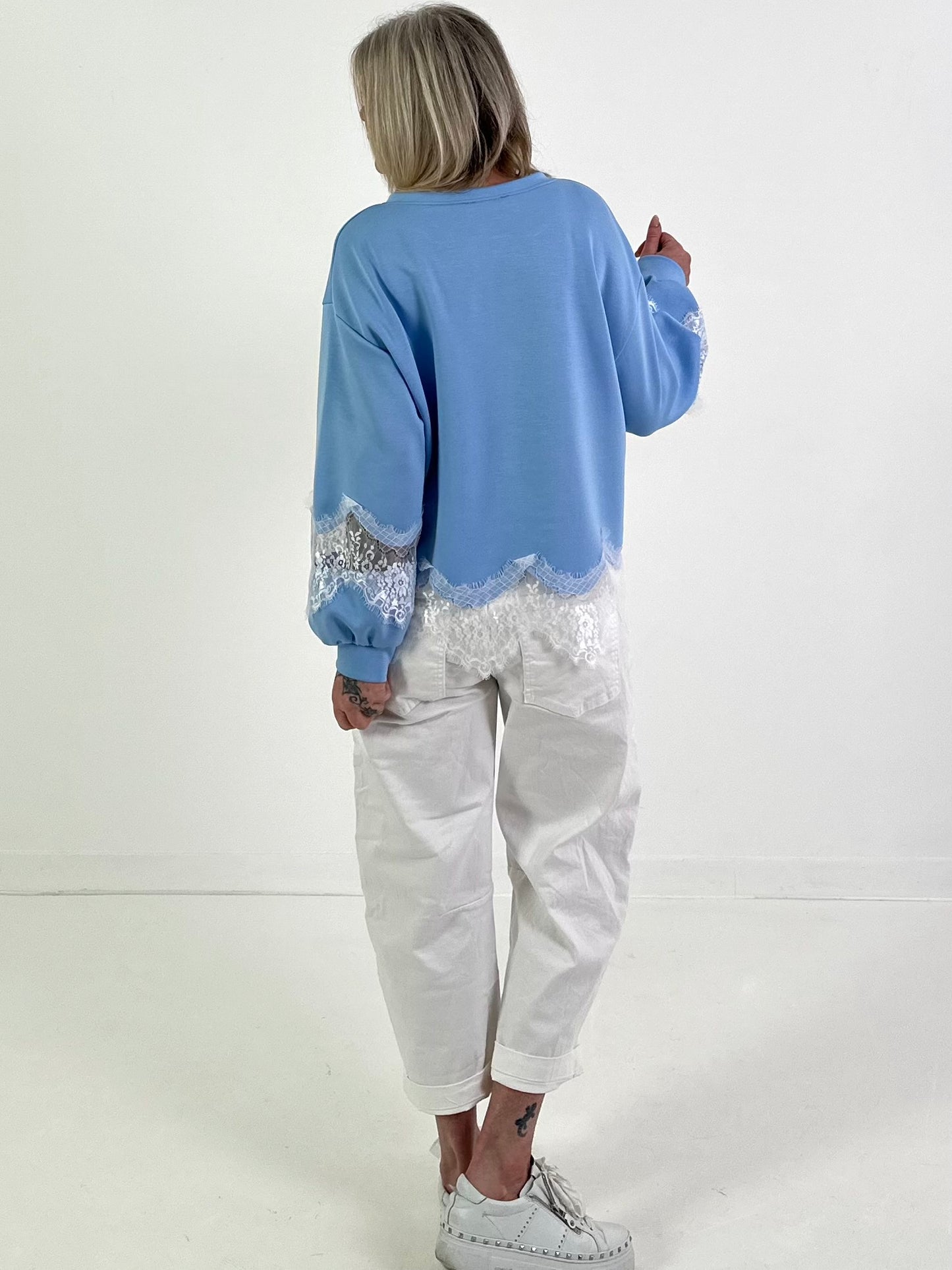 Sweatshirt Modell "Lace Whisper" - hellblau