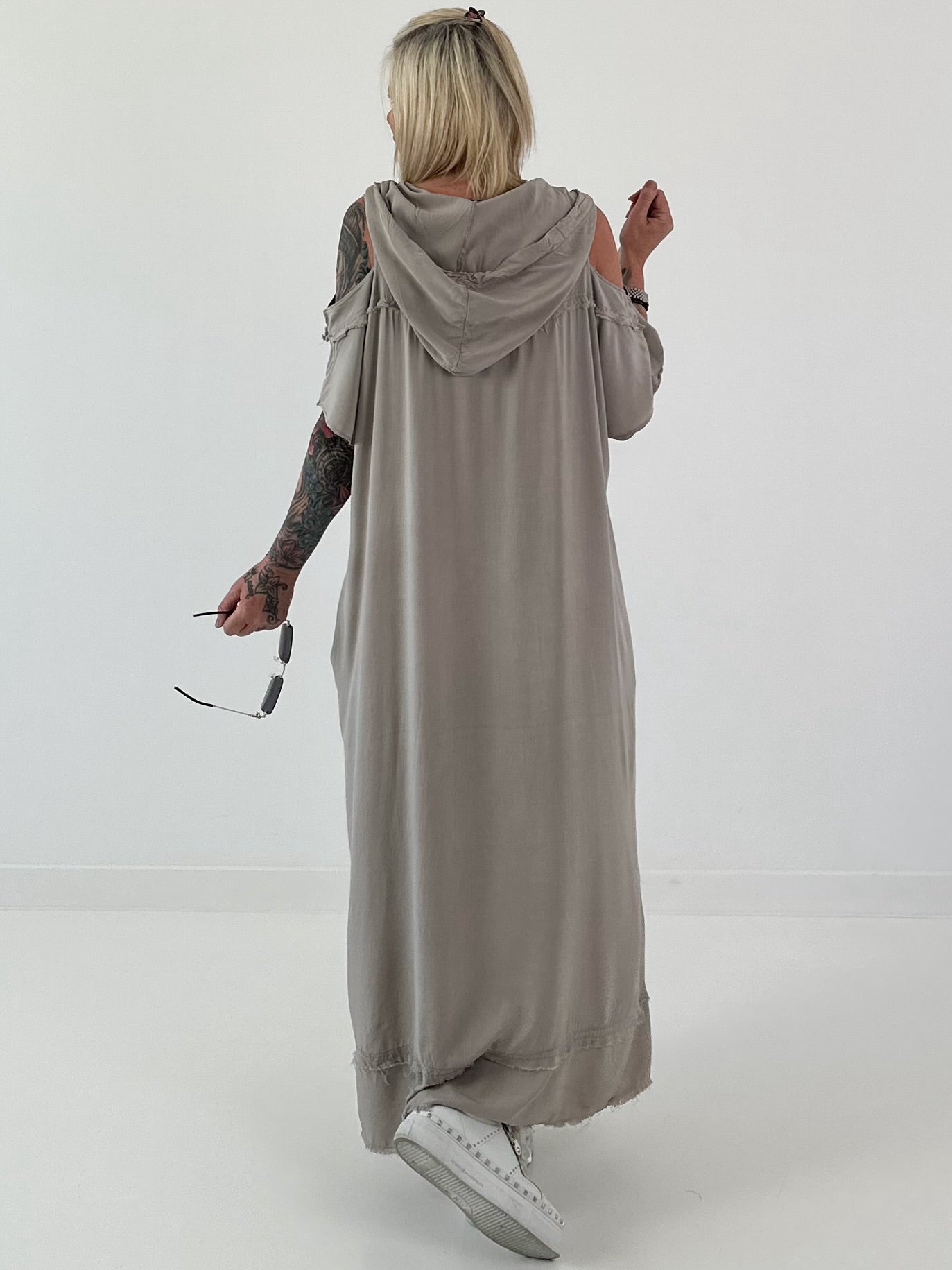 Cold shoulder dress with hood - taupe