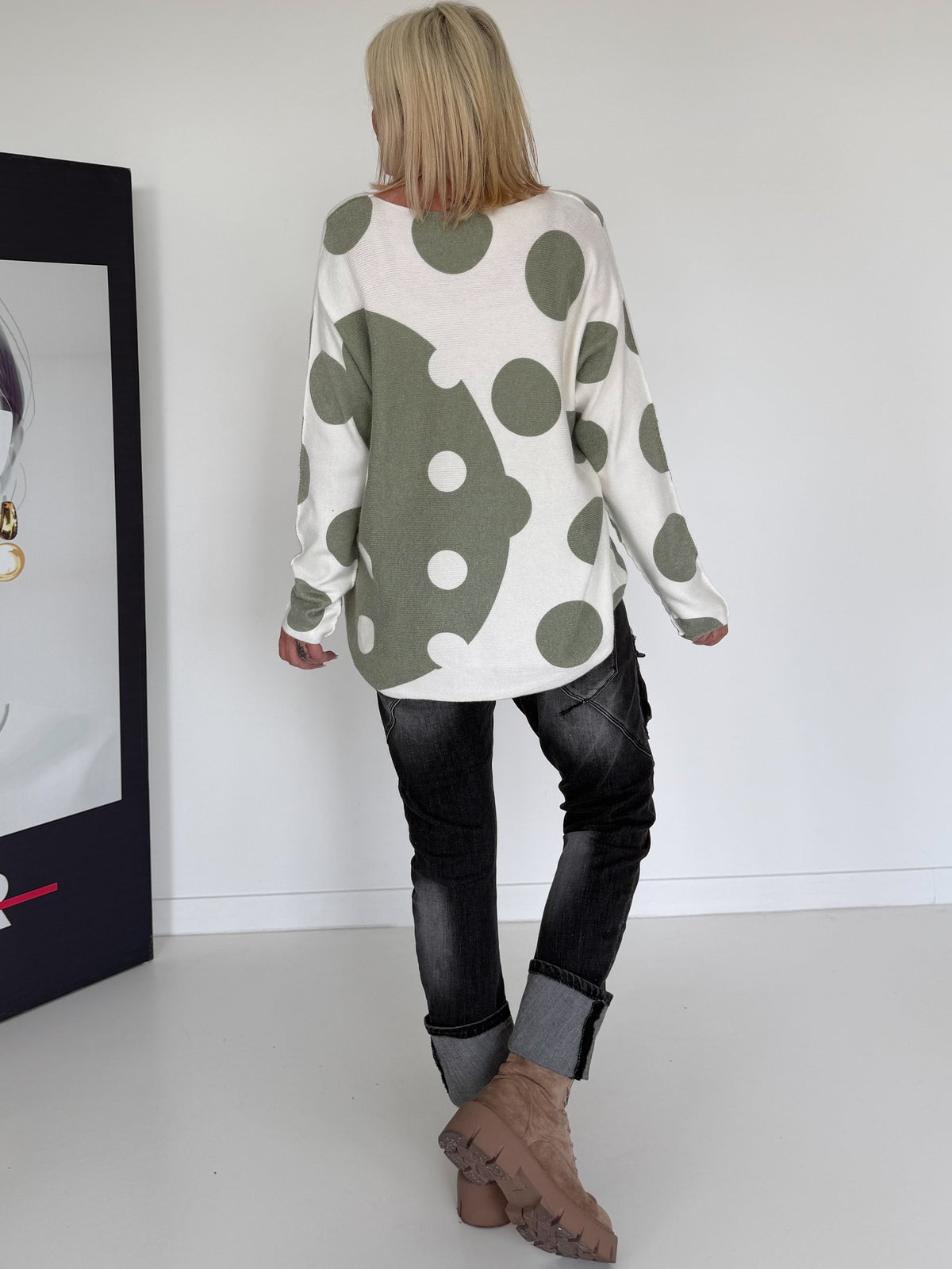 Pullover mit V-Ausschnitt und Art-Print - ecru-oliv