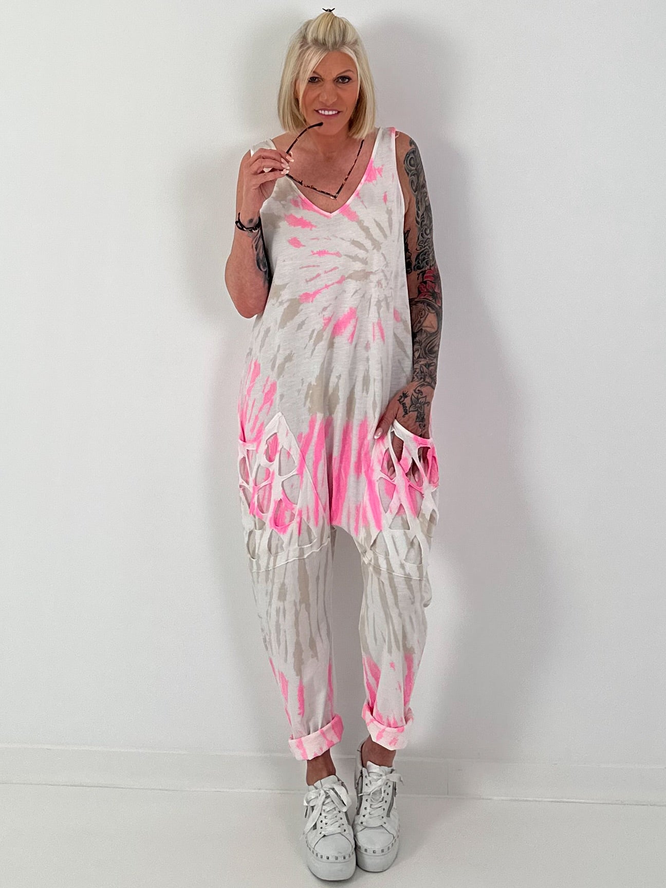 Batik Jumpsuit mit aufgesetzten Cut-Out Taschen - weiss-neonpink-beige