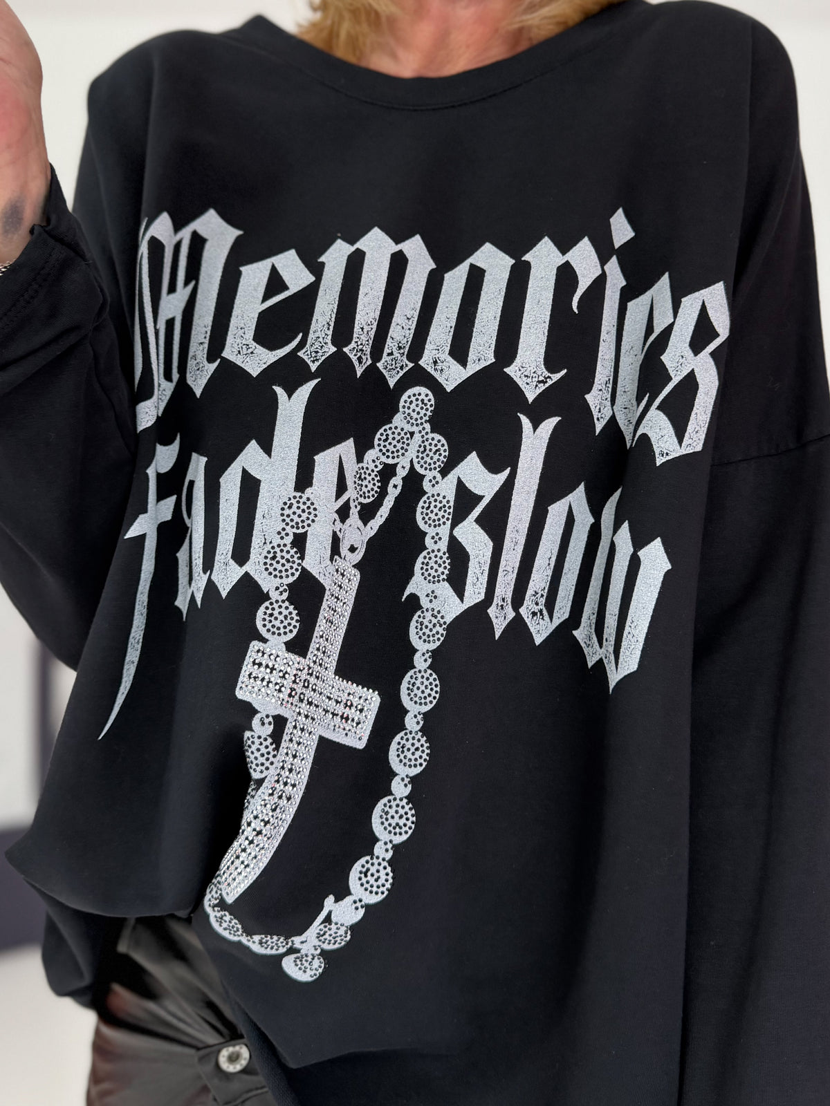 Sweater Memories Fade Glow - schwarz