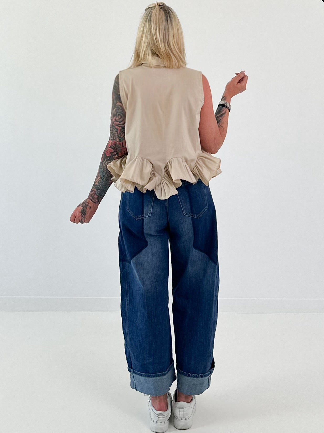Ärmellose Bluse mit Volants - beige