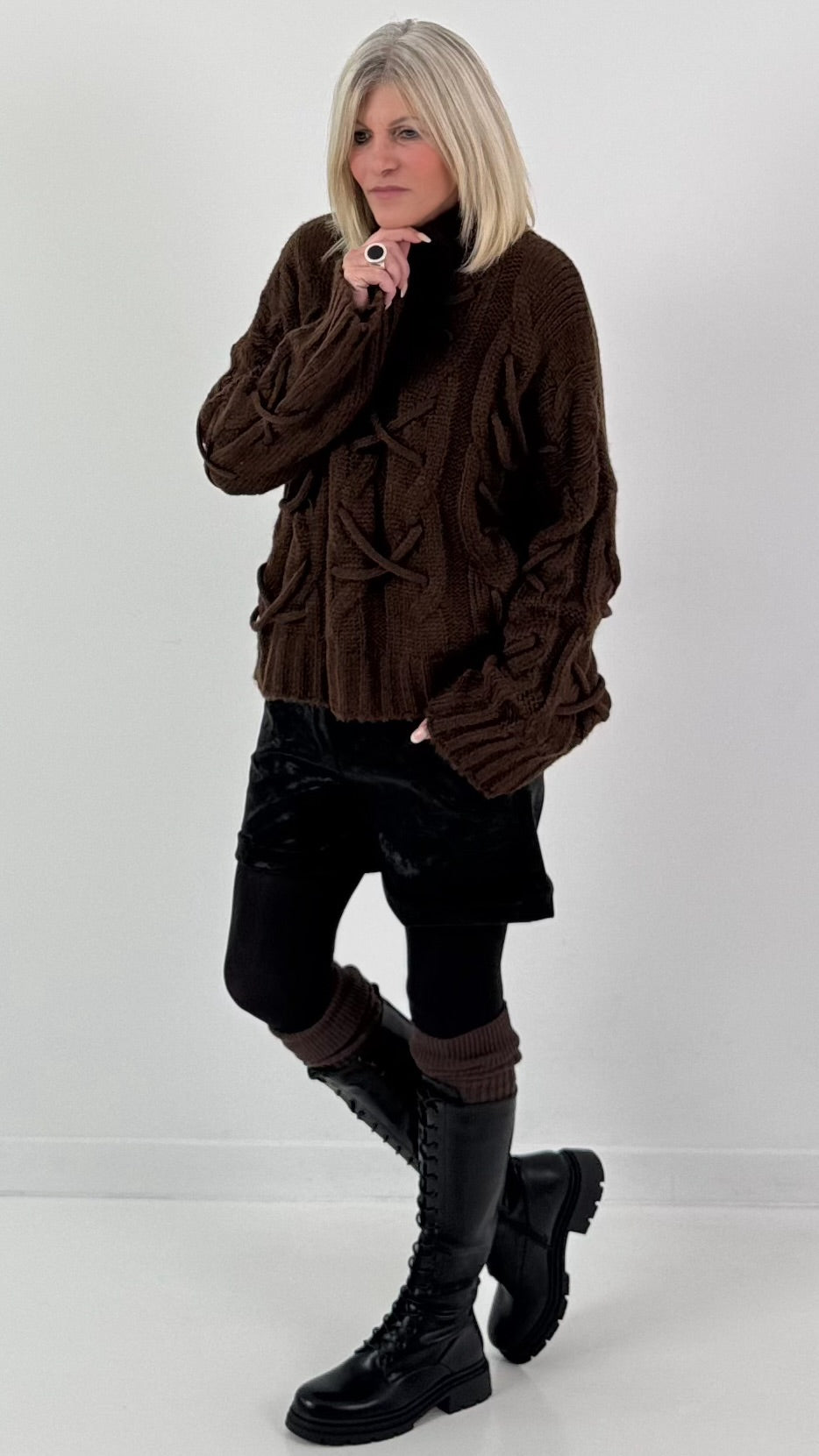 Trui model "Cozy Lace-Up" - koffie