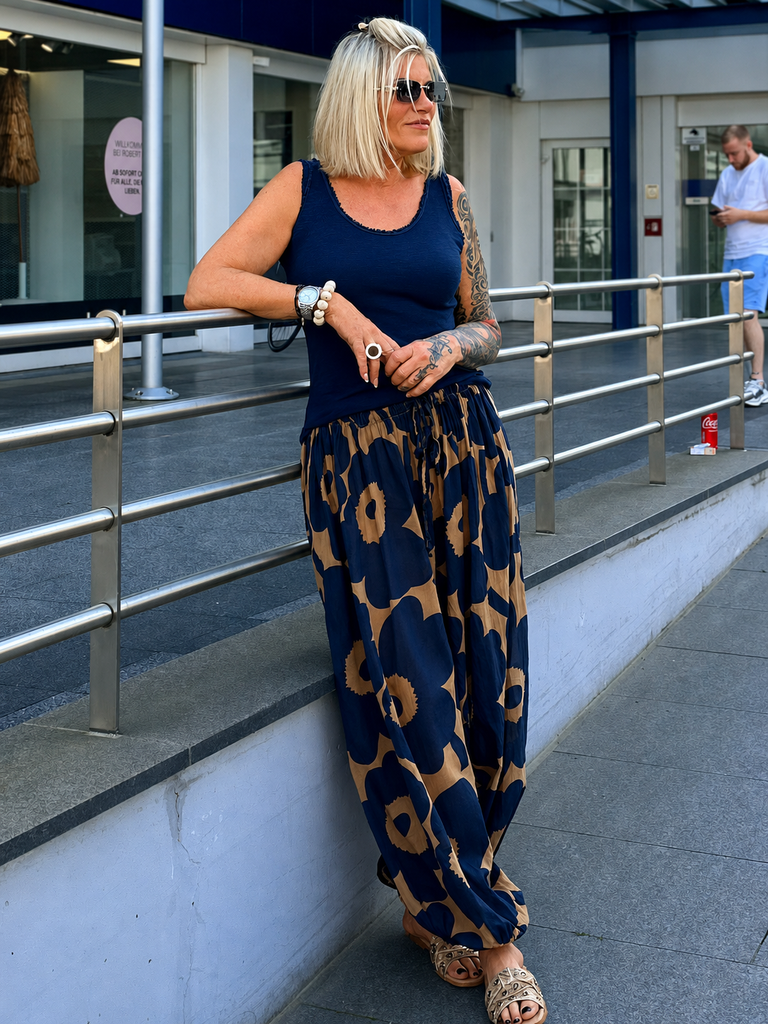 Leichte Pumphose mit floralem Print - blau-camel