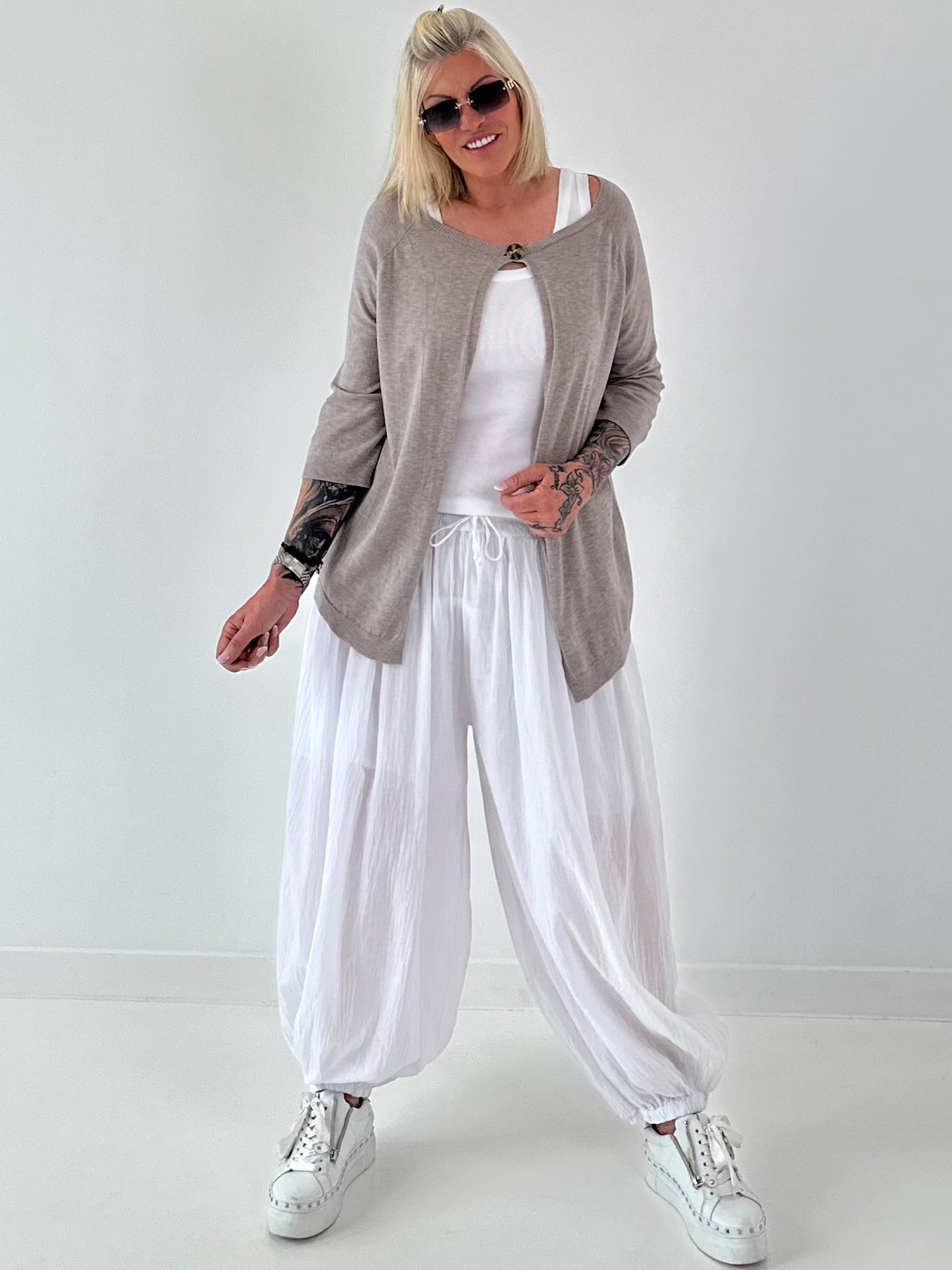 Leichte Feinstrickjacke mit Knopf- taupe