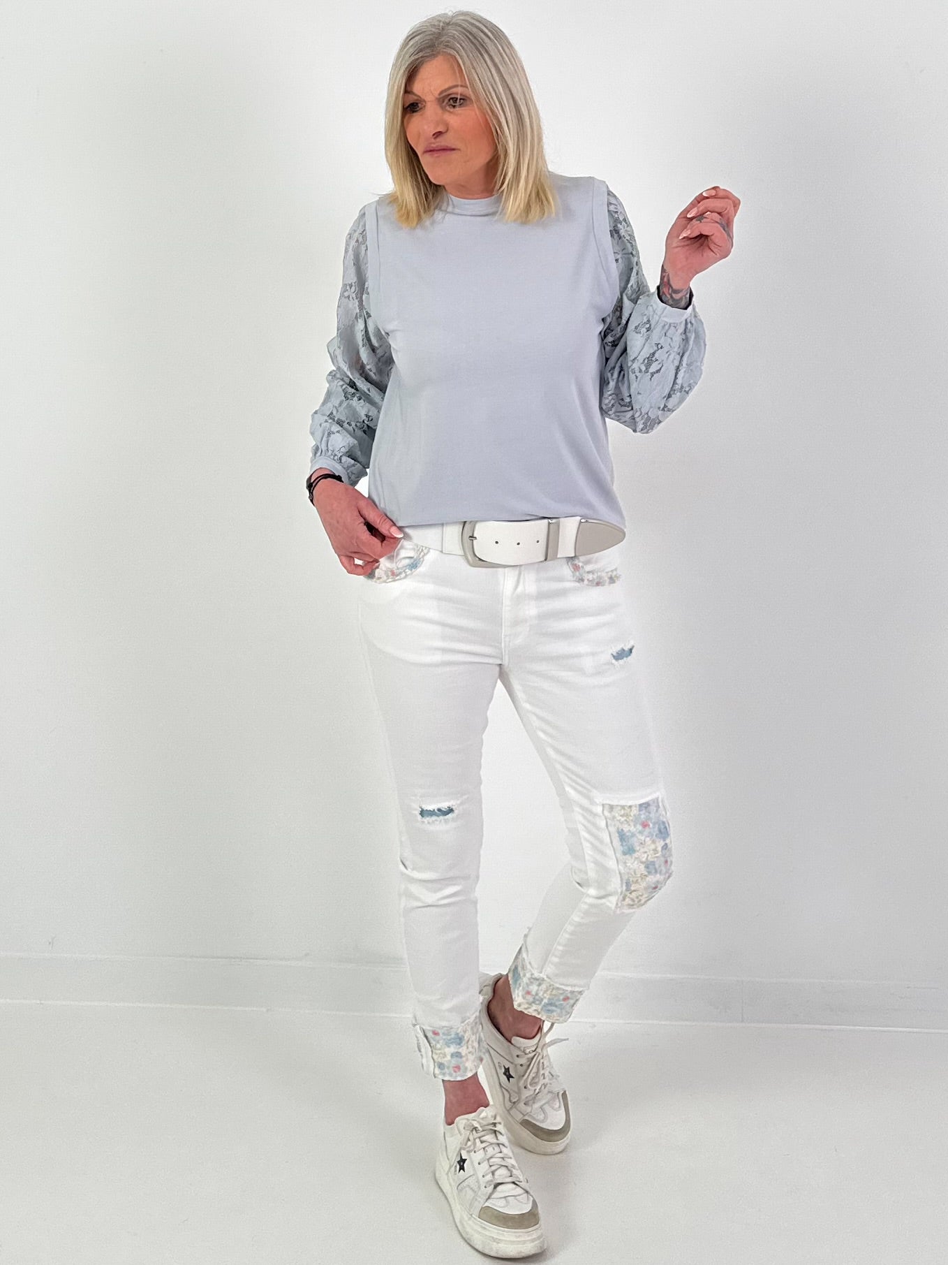 Leichter Sweater mit Spitzenärmeln - grau