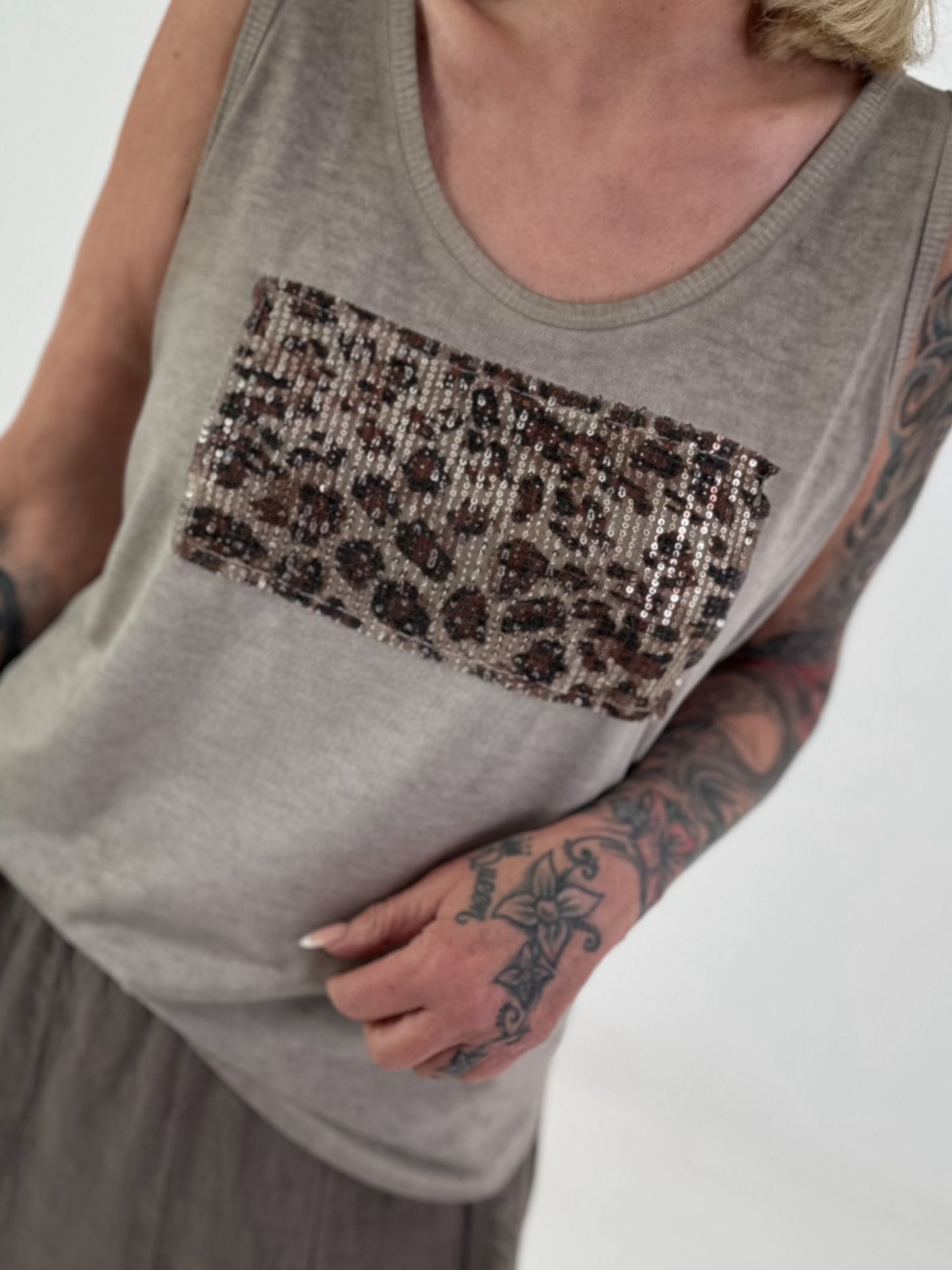 Feinstrick Top mit Leo Patch - taupe