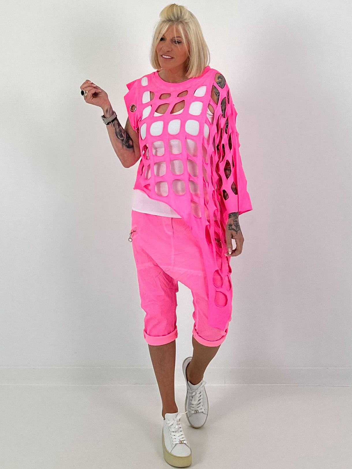 Shirt mit All-Over Cut-Outs und Ösen - neonpink