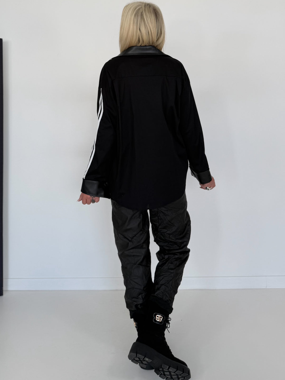 Hemdbluse mit Lederoptik-Elementen und Statement-Patch - schwarz