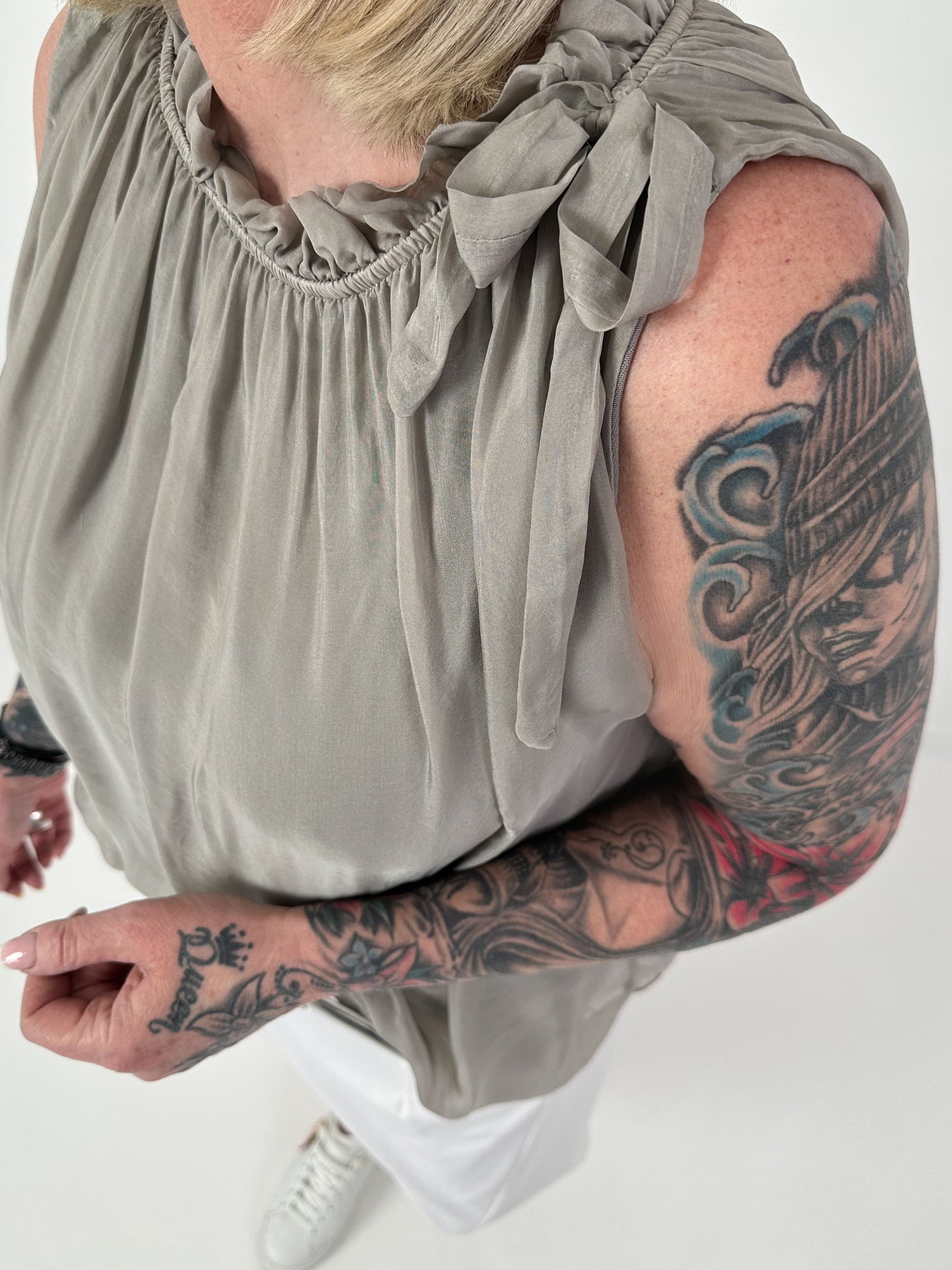 Seidentop mit Rüschenkragen und Schleife - taupe