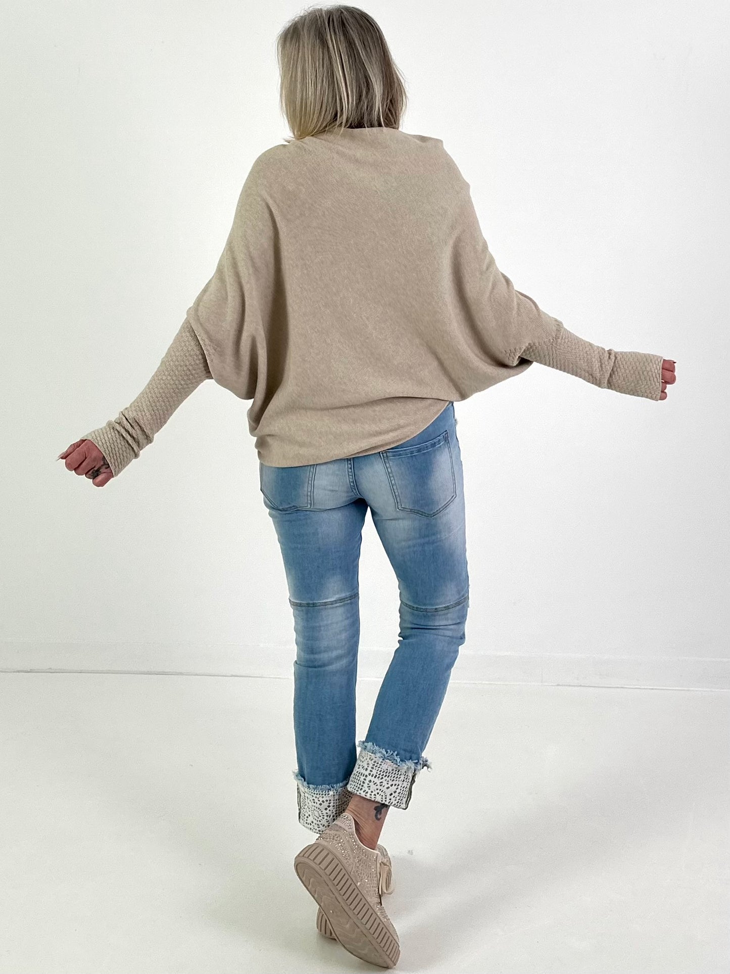 Trui met beenwarmers, model "Fluid Form" - beige