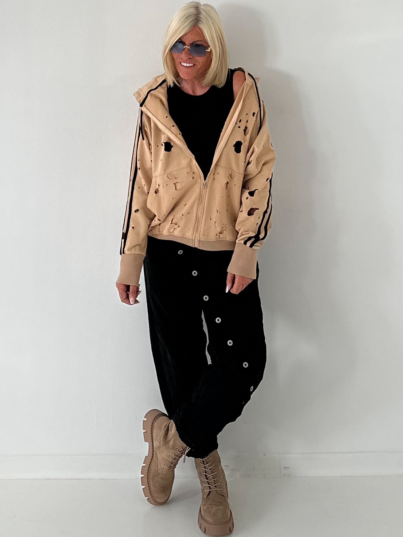 Stylische Sweatshirt Jacke mit großem Rückenpatch Comic - camel