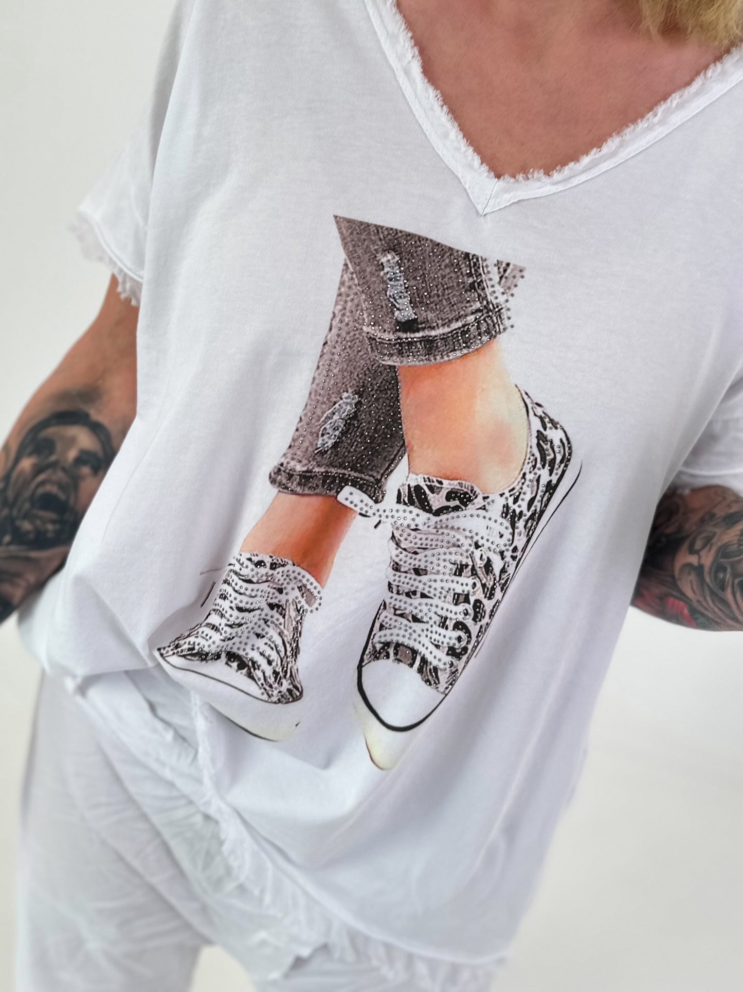 T-Shirt mit Schuhprint und Glitzerdetails - weiss-beige