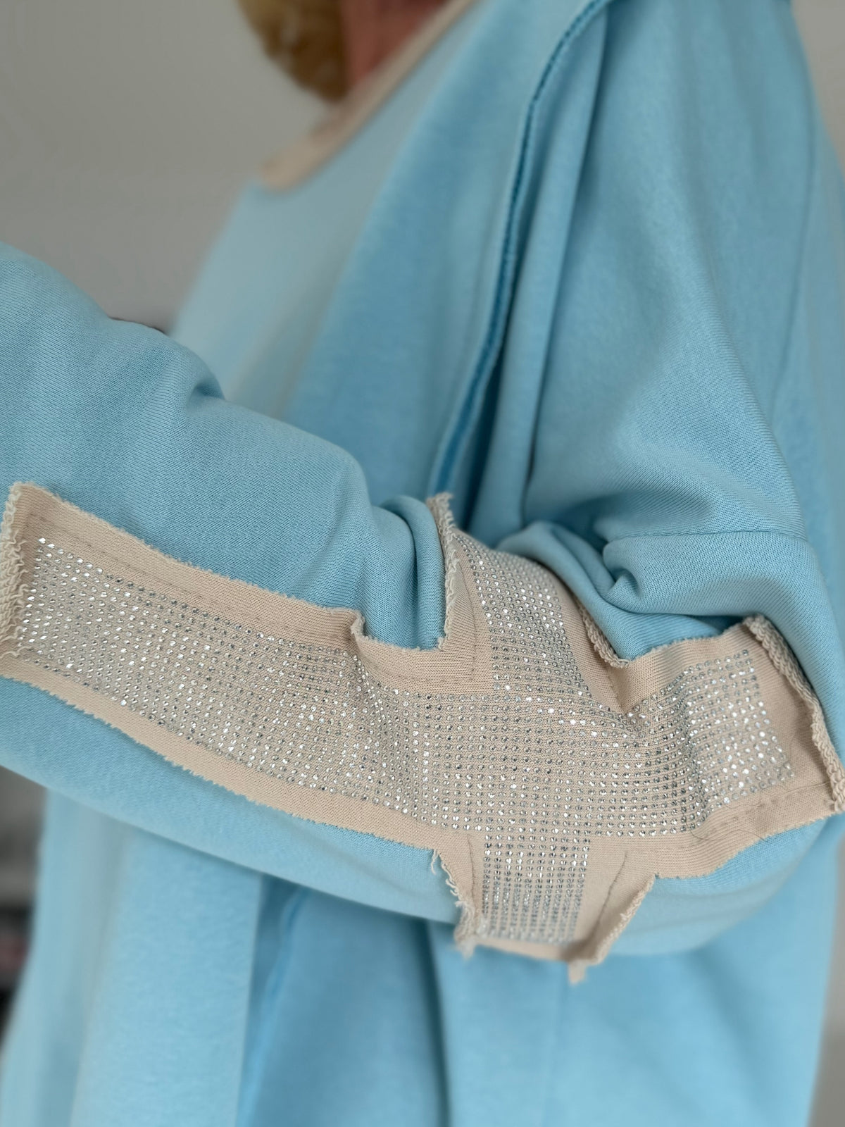 Oversized Sweater mit Strasskreuz - hellblau-beige