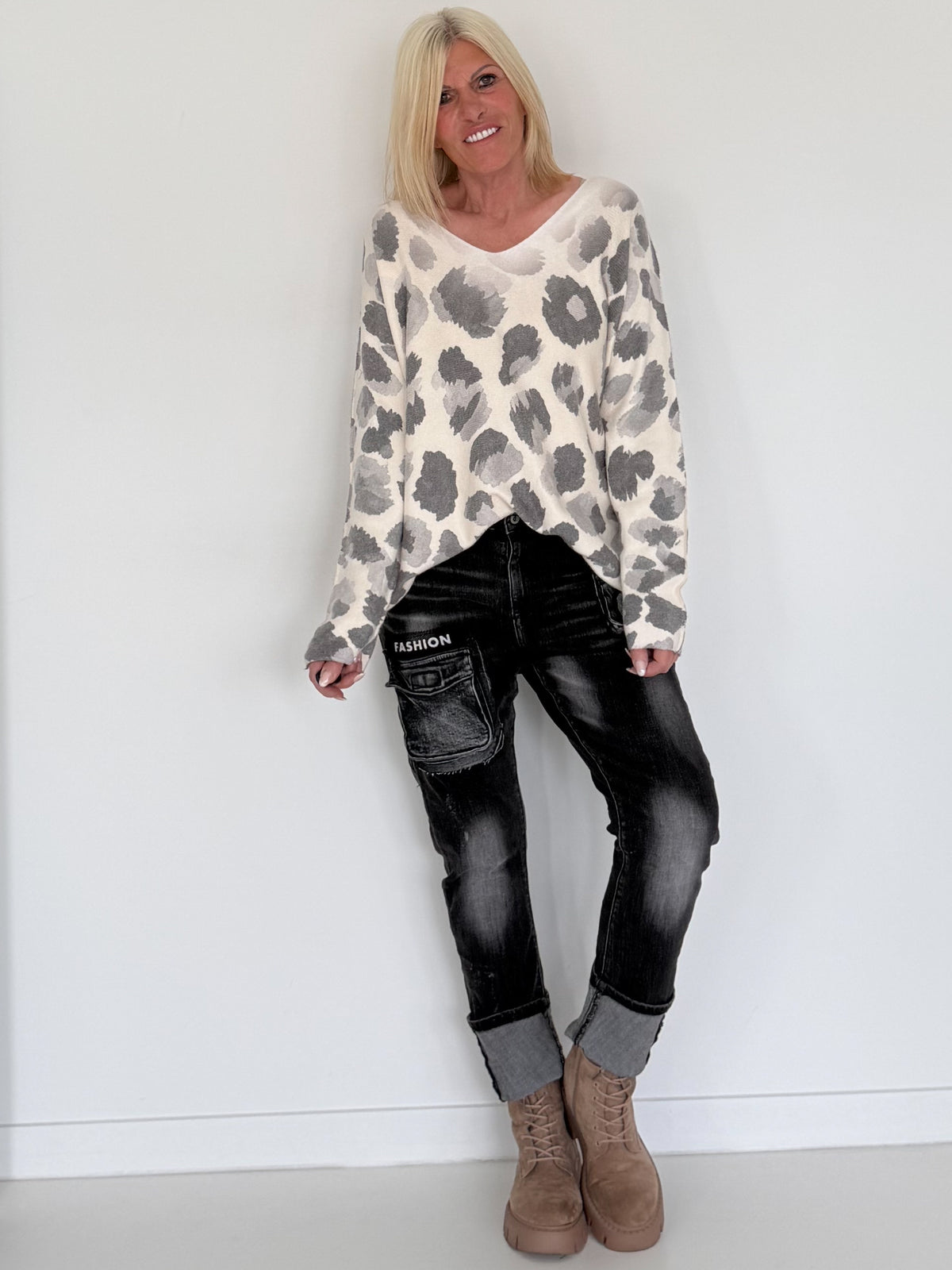 Pullover mit V-Ausschnitt und Leo-Print - leo-anthrazit
