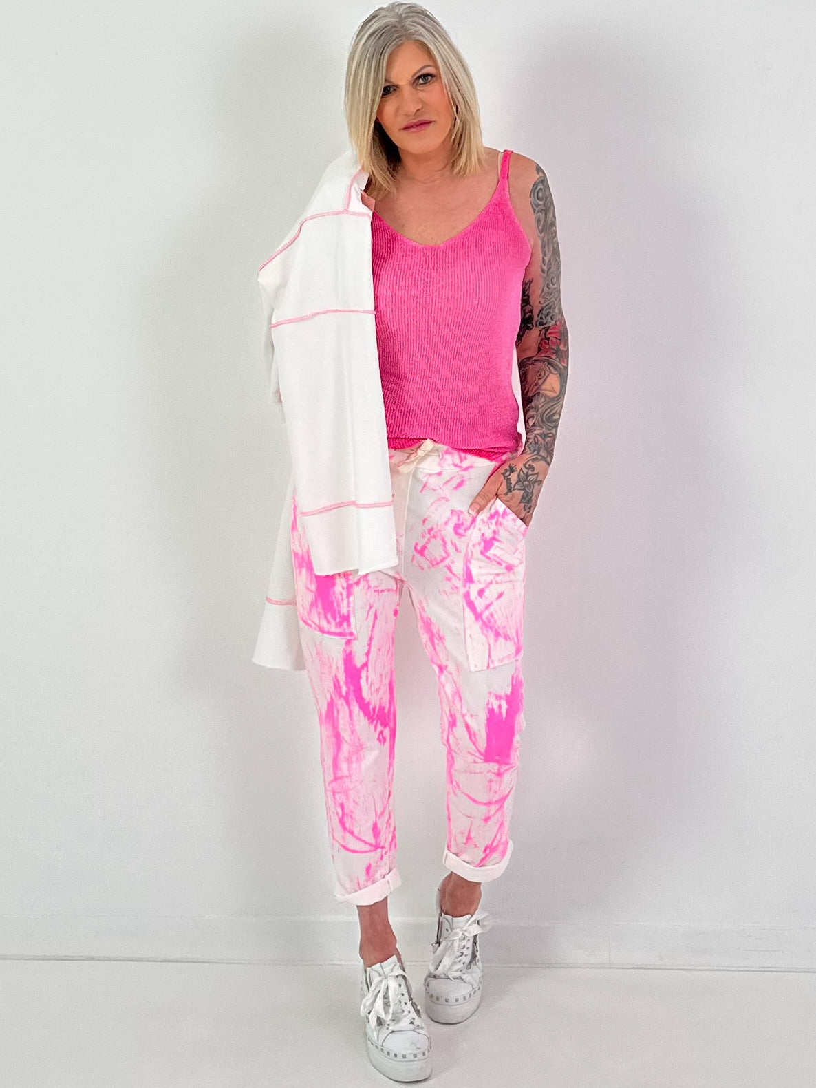 Sweater mit Kontrastnähten - weiss-neonpink