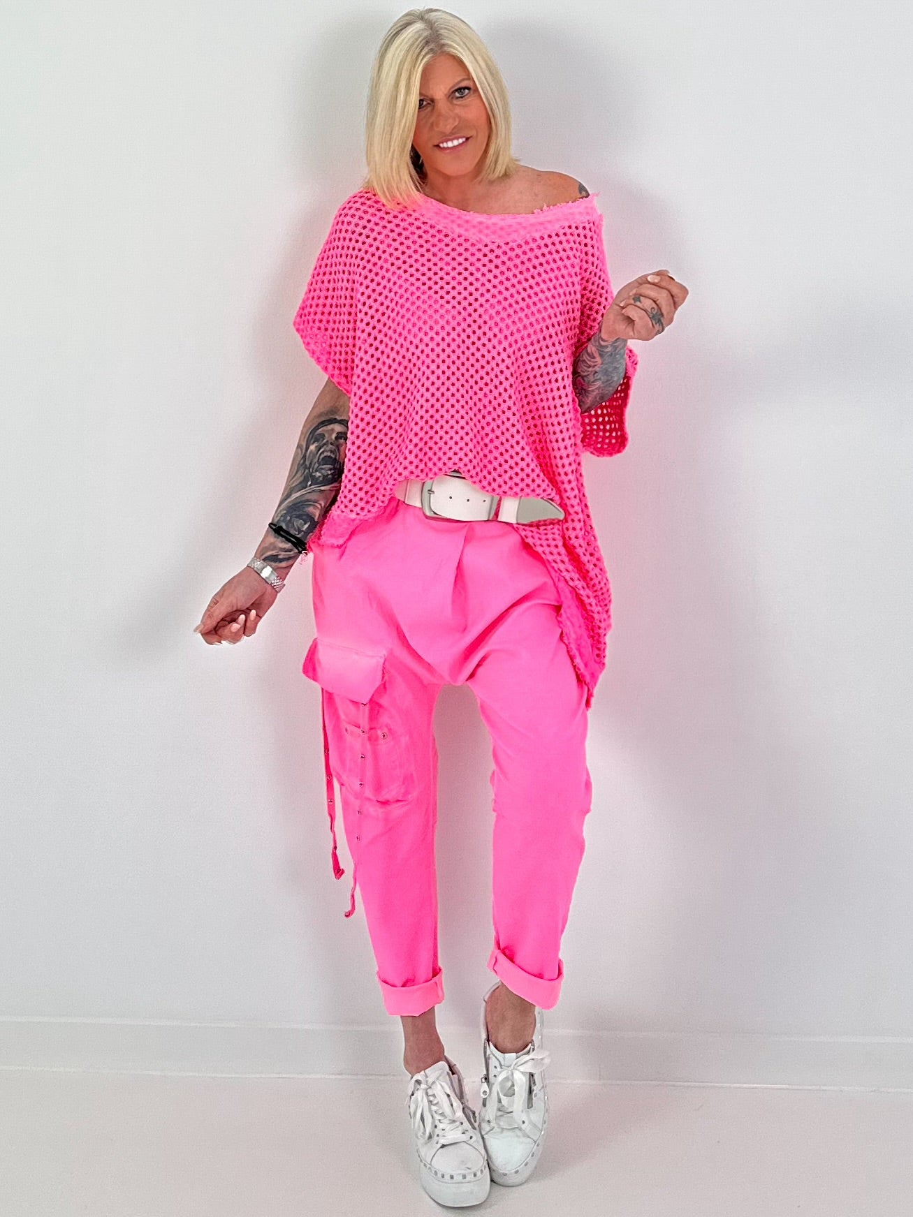 Baggy Hose mit aufgesetzter Cargo Tasche - neonpink