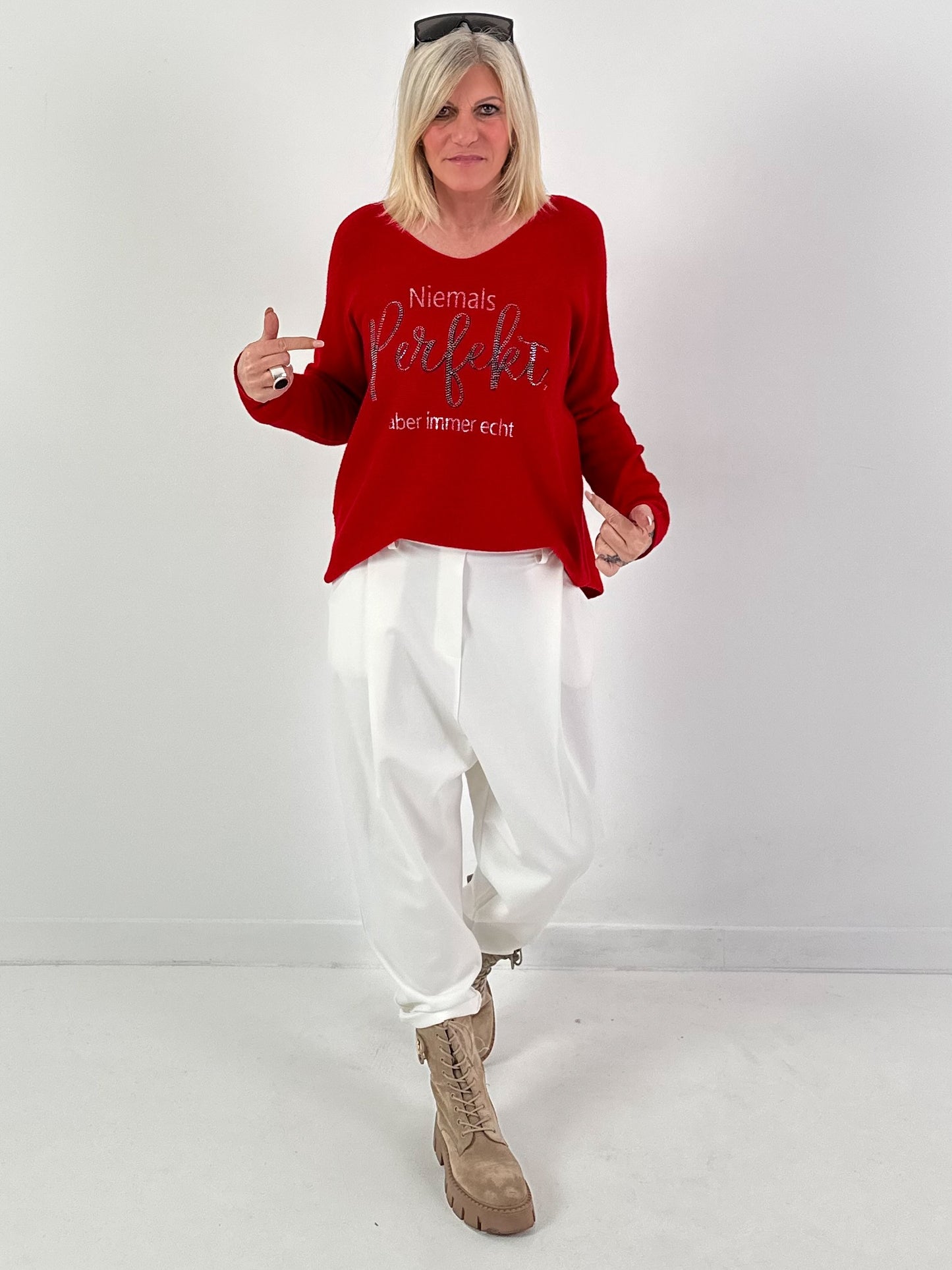 V-neck pullover model "Always Authentic" - red