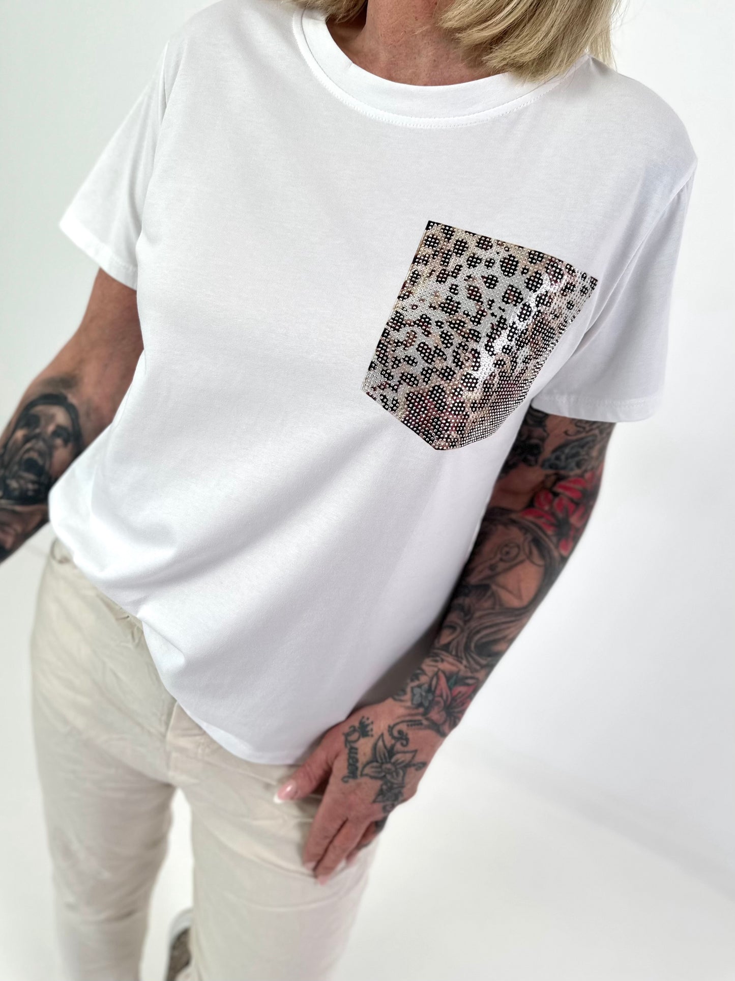T-Shirt mit Leo Glitzerpatch - weiss-beige