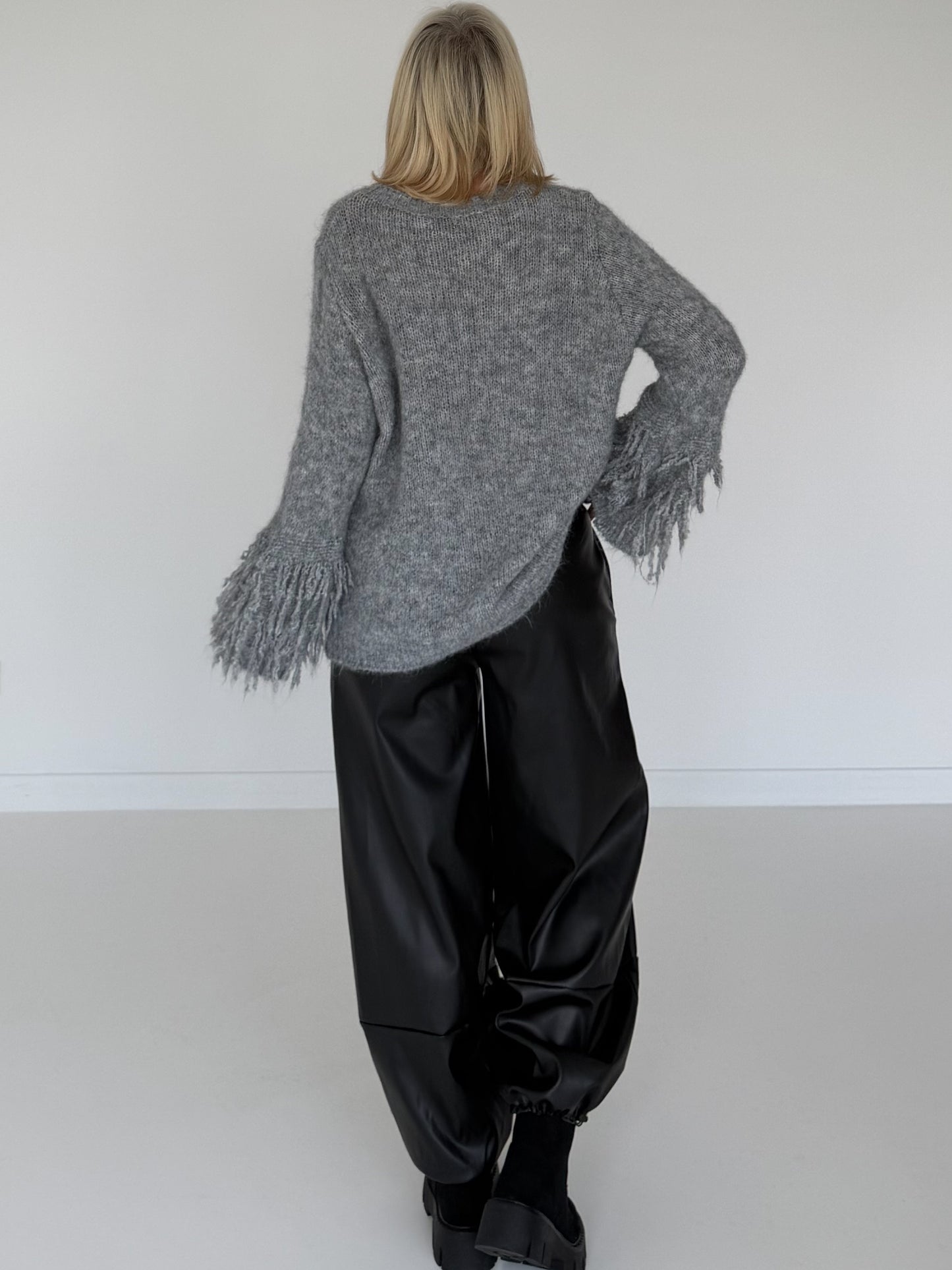 Kuschliger Pullover mit Fransen-Details - grau
